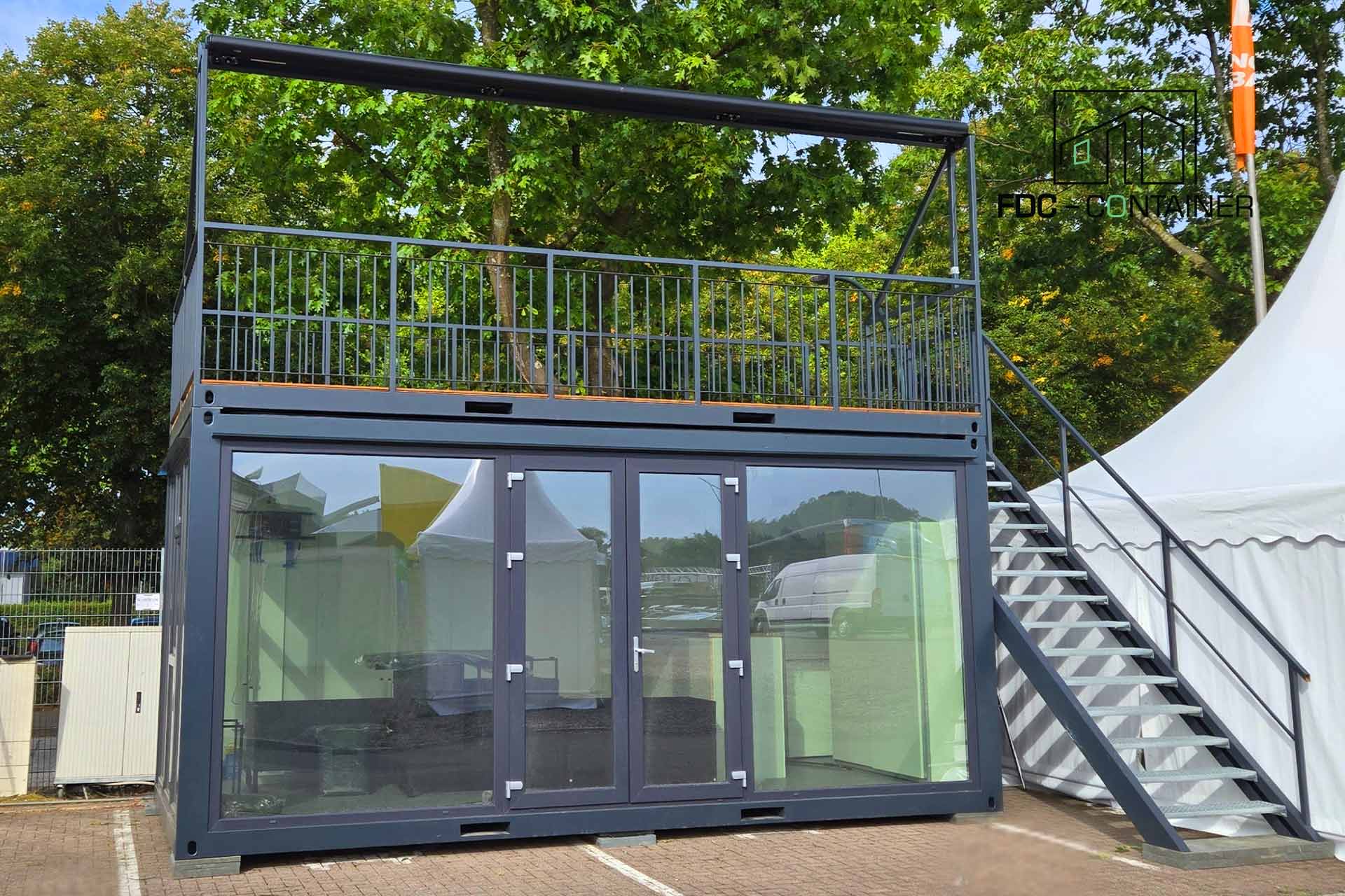 Container-mit-Leiter-Showroom—FDC-Container