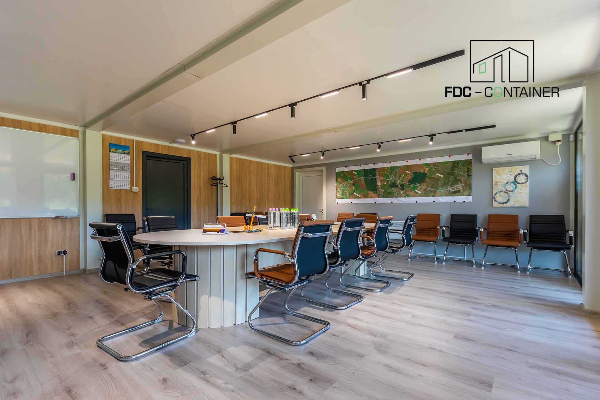 Modulare-Büroeinrichtung-für-Besprechungsraum-–-FDC-Container