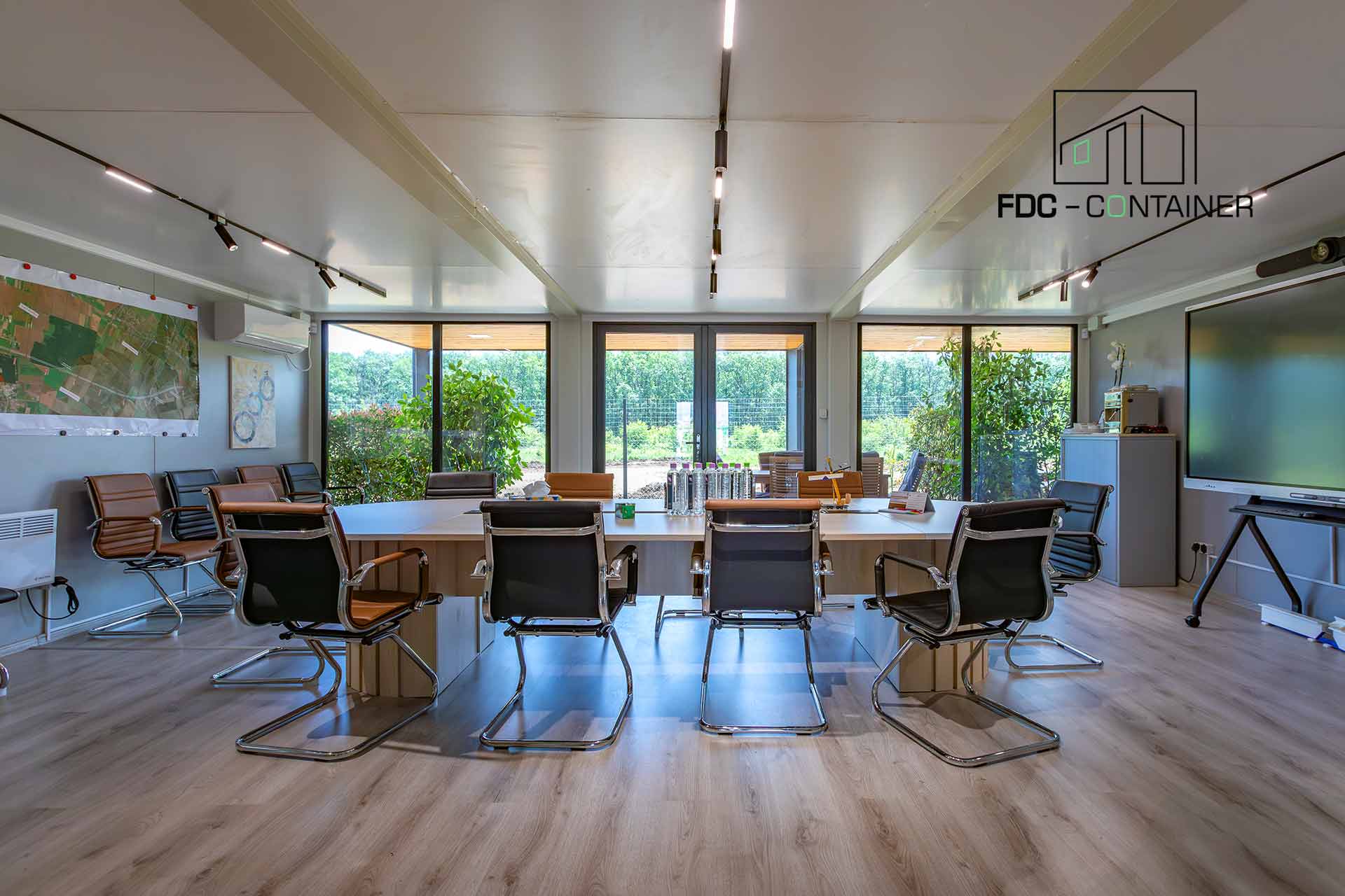 Modulare-Büroeinrichtung-für-Besprechungsraum-–-FDC-Containere