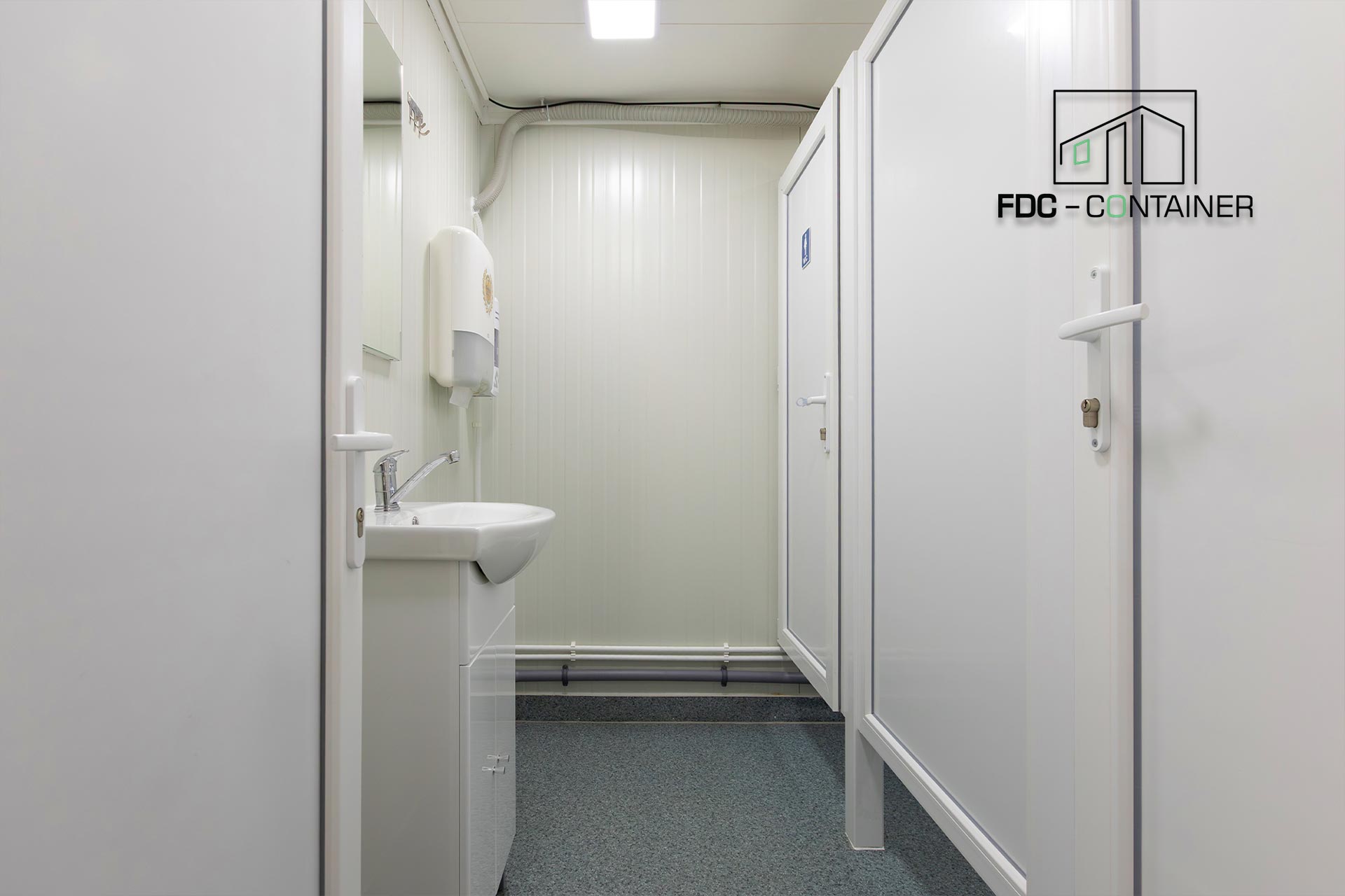 Innenraum eines Sanitärcontainers mit mehreren Kabinen für Baustellen - FDC CONTAINER