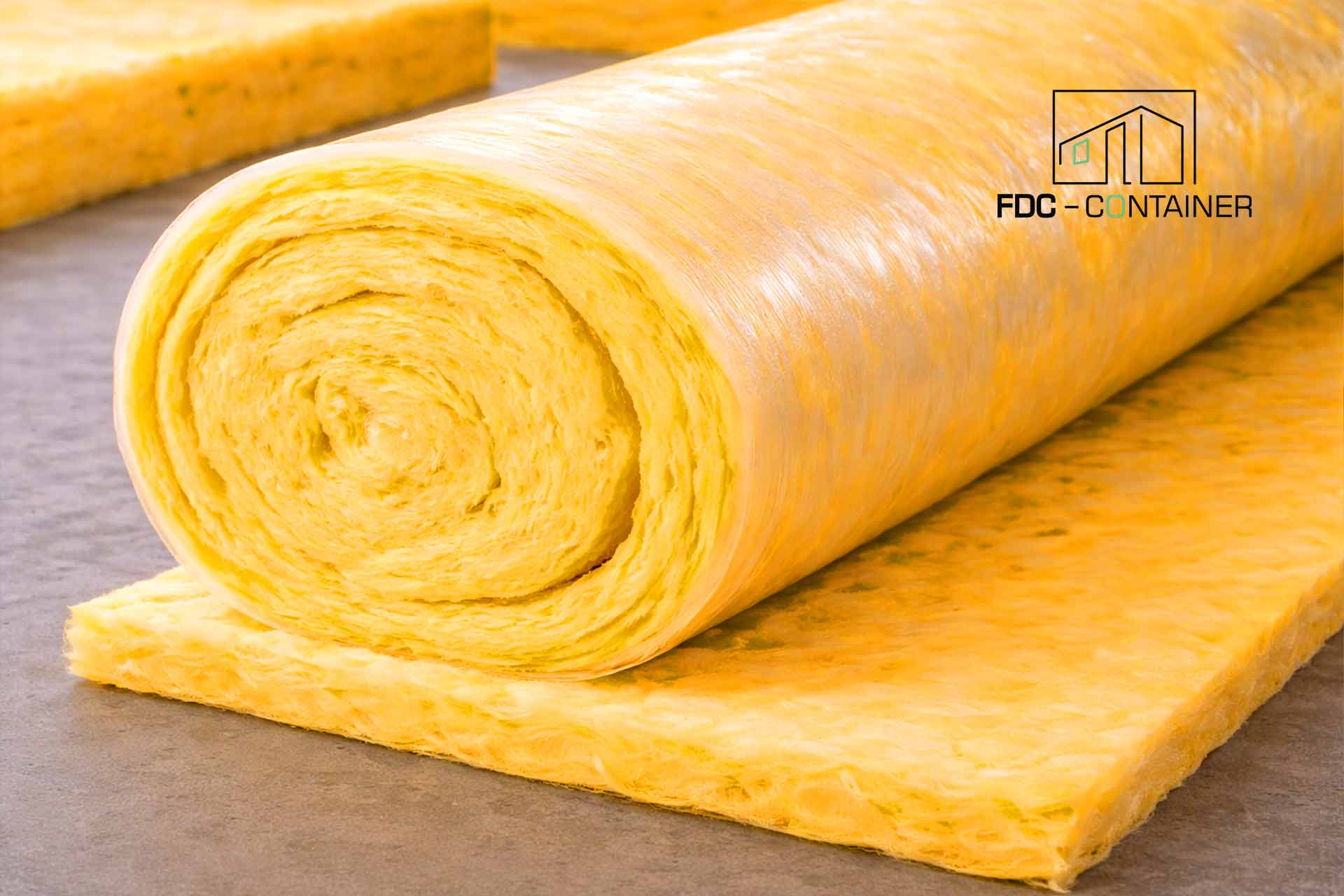 Isolierung eines Containers mit Mineralwolle zwischen Metallprofilen zur FDC Container