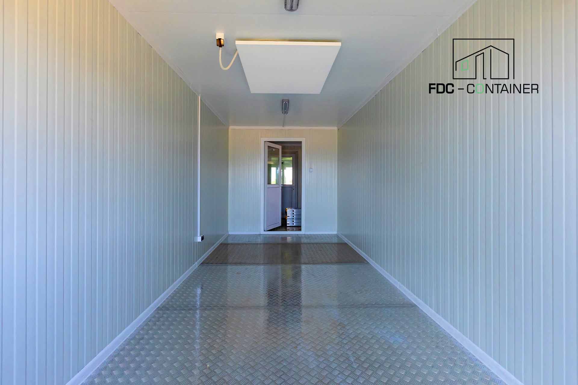 Alternative text: Moderner Baustellen Container im Innenbereich mit Beleuchtung, Isolierung und robustem Boden FDC CONTAINER