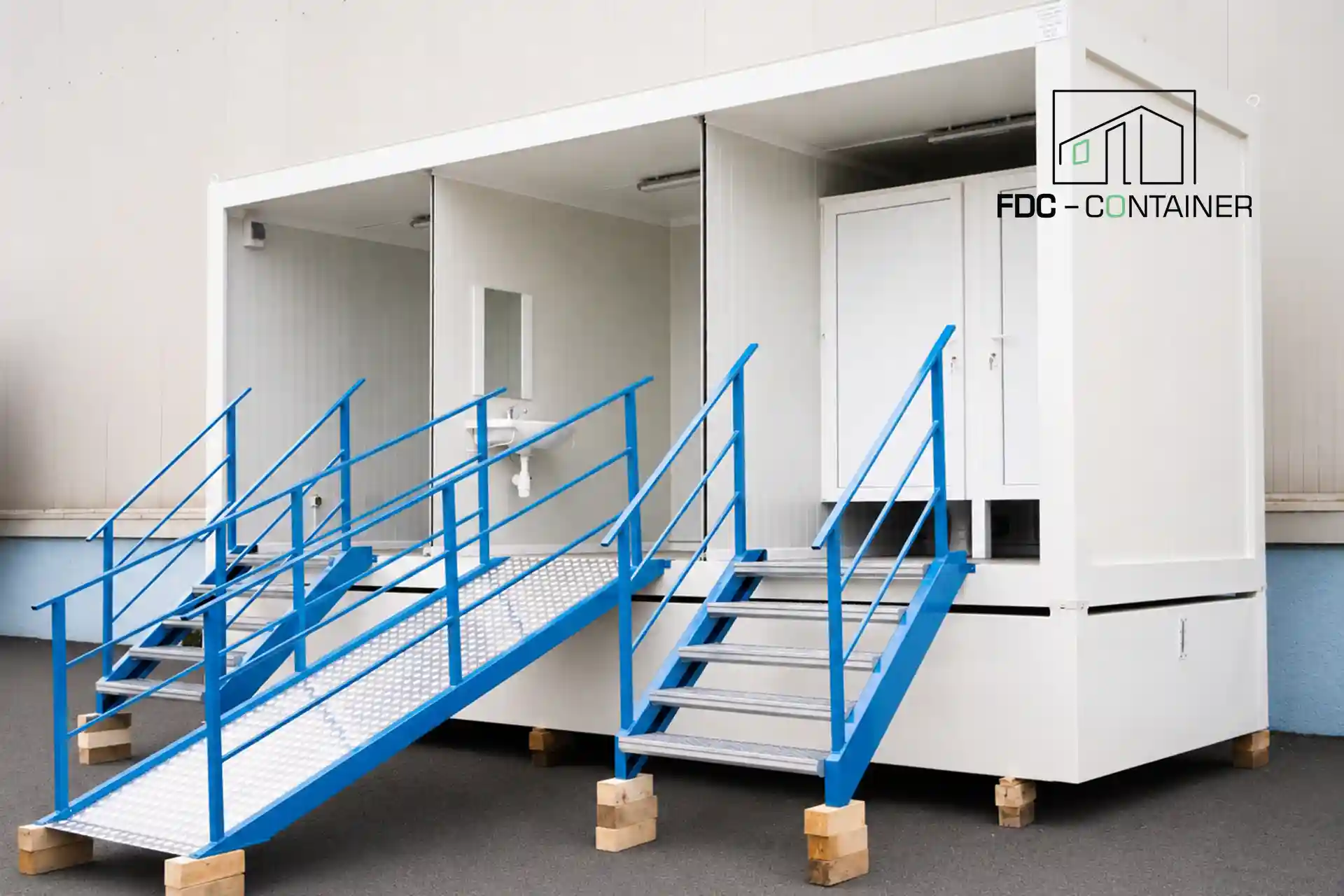 Sanitärcontainer mit roten Sitzen - FDC Container