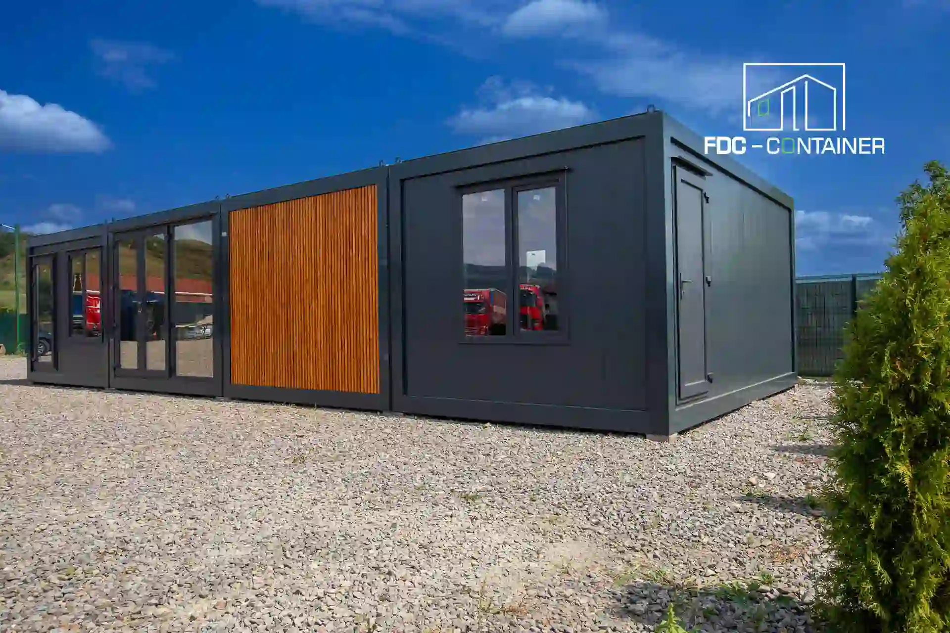 Bürocontaineranlage mit Außenverkleidung aus thermobehandeltem Holz - FDC Container