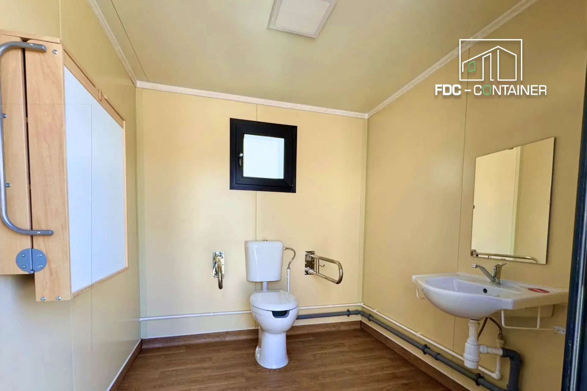 Barrierefreies WC im Sanitärcontainer mit Haltegriffen und Waschbecken – FDC Container Barrierefreies WC im Sanitärcontainer mit Haltegriffen und Waschbecken – FDC Container