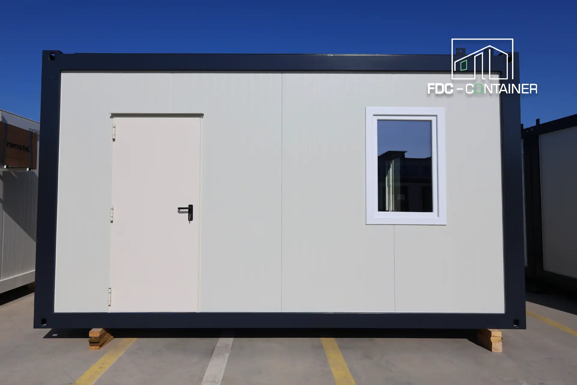 Baustellencontainer in Weiß RAL 9002 mit Metalltür und Fenster, Außenansicht – FDC Container Baustellencontainer in Weiß RAL 9002 mit Metalltür und Fenster, Außenansicht – FDC Container