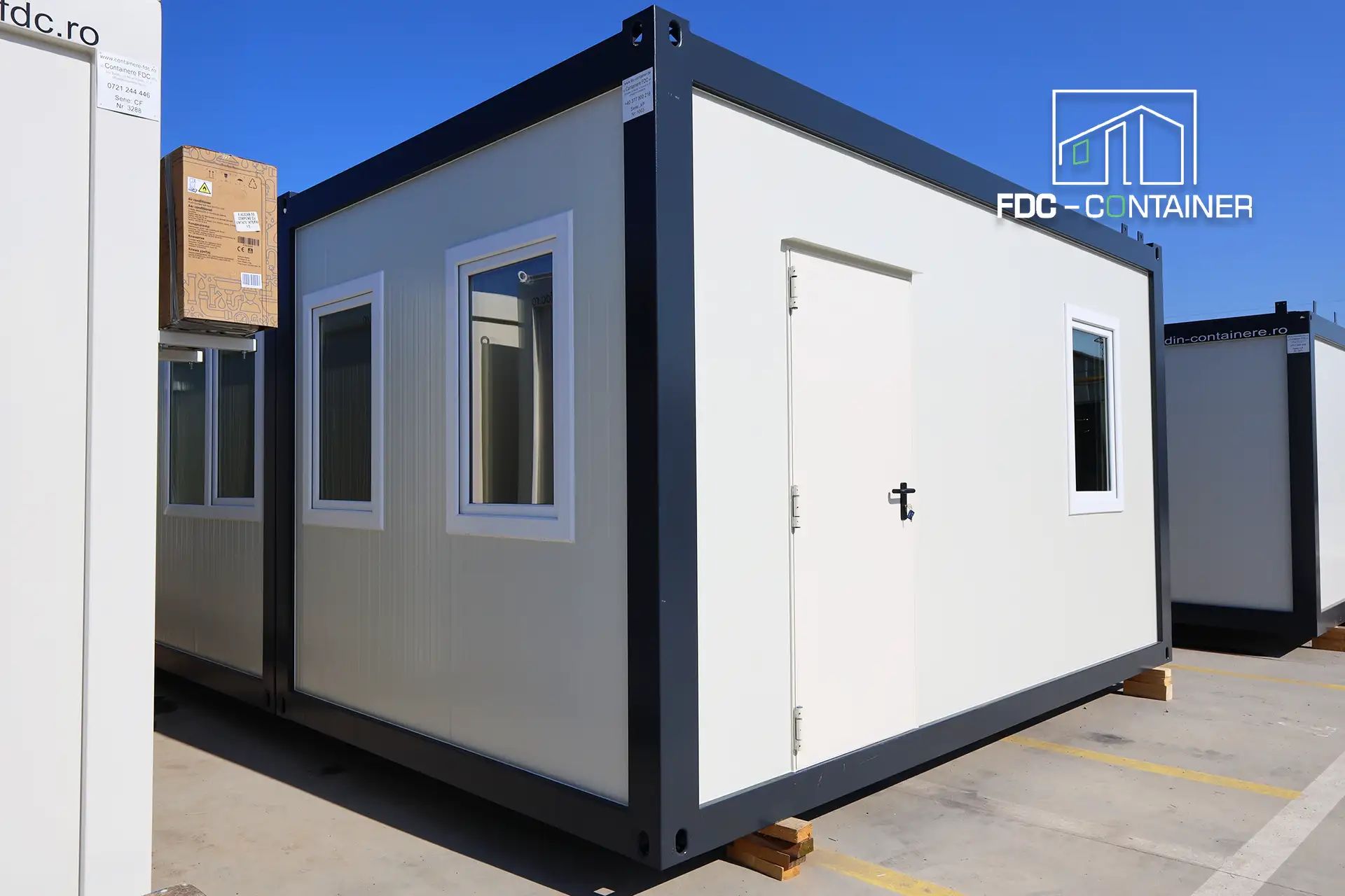 Baustellencontainer in Weiß mit Metalltür und Fenstern, Außenansicht – FDC Container