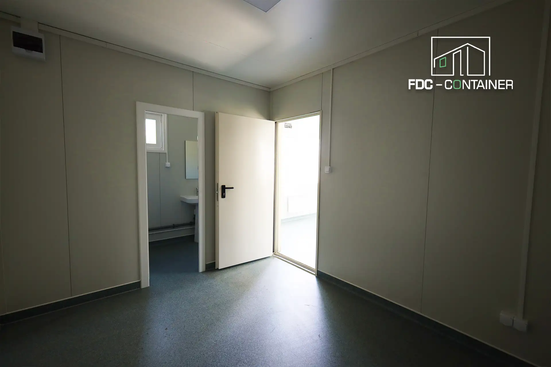 Blick durch die Tür zum Sanitärraum im Container mit WC – FDC Container Blick durch die Tür zum Sanitärraum im Container mit WC – FDC Container