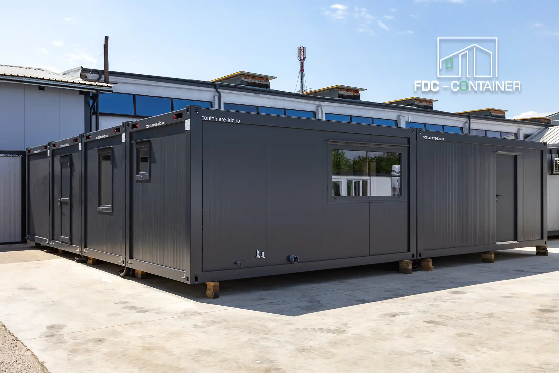 Bürocontainer-Anlage Anthrazit RAL 7016 mit Tür und Fenstern außen – FDC Container