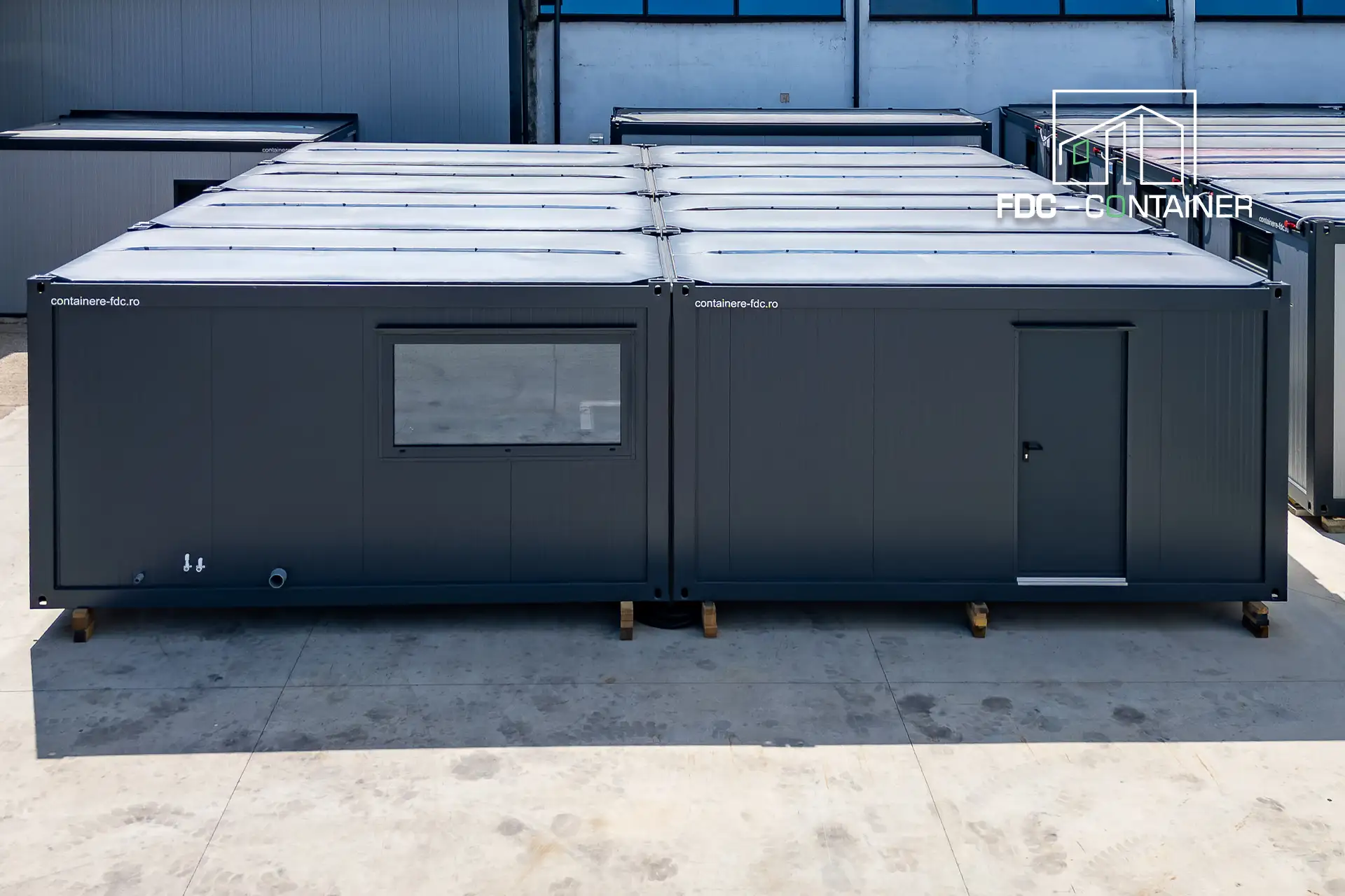 Bürocontaineranlage aus 8 Containern in Anthrazit RAL 7016, Außenansicht – FDC Container Bürocontaineranlage aus 8 Containern in Anthrazit RAL 7016, Außenansicht – FDC Container