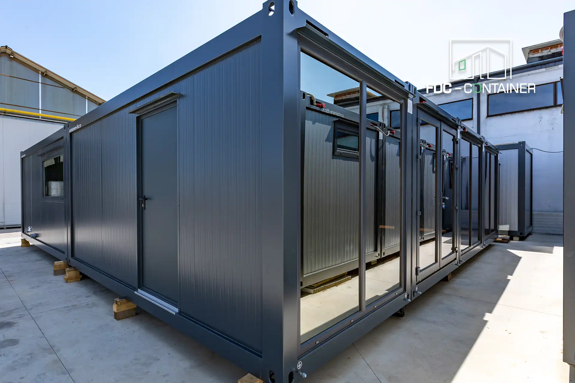 Bürocontaineranlage in Anthrazit mit großer Glasfront, Eckansicht außen – FDC Container Bürocontaineranlage in Anthrazit mit großer Glasfront, Eckansicht außen – FDC Container