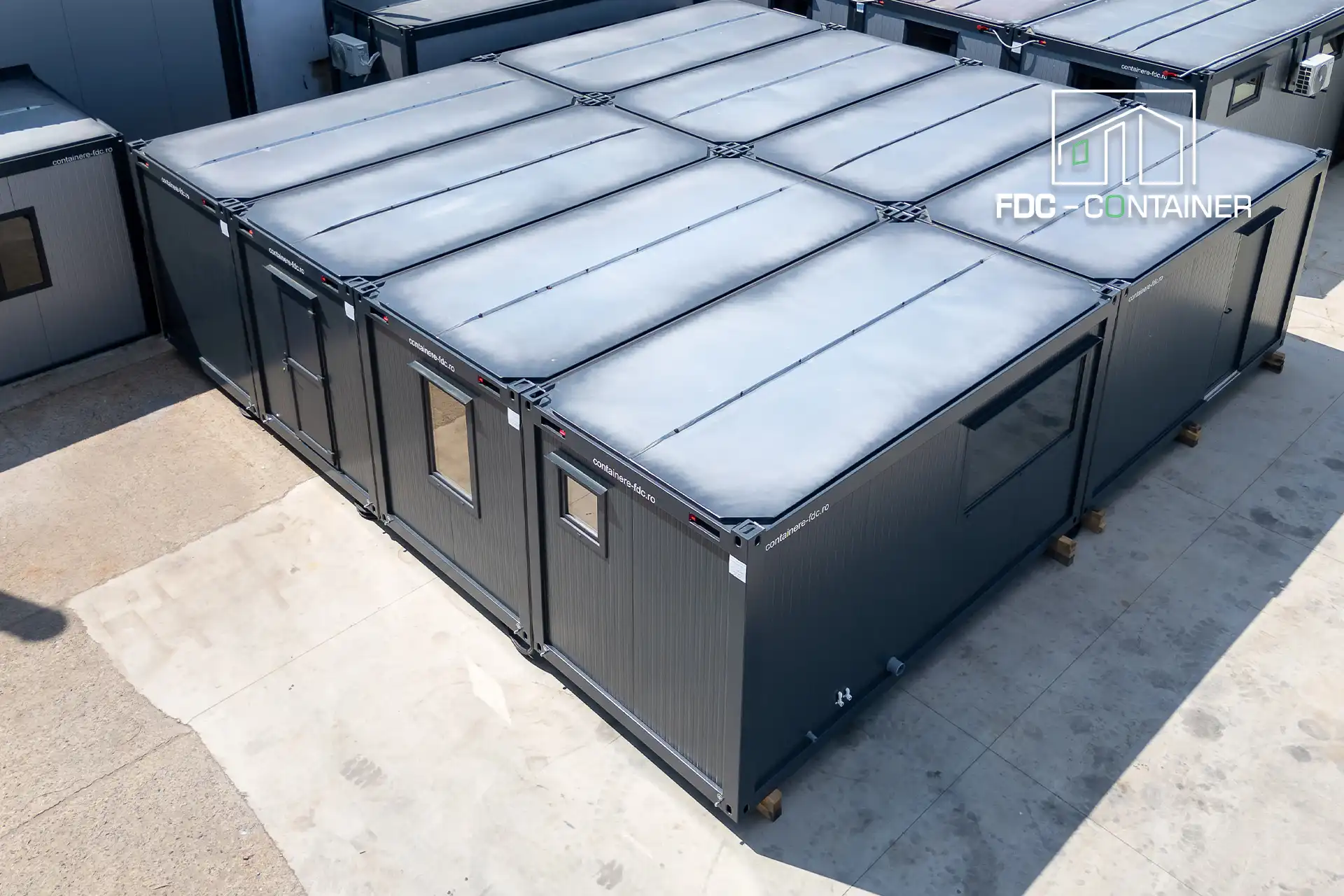 Bürocontaineranlage von oben, acht zusammengefügte Container mit Flachdach – FDC Container Bürocontaineranlage von oben, acht zusammengefügte Container mit Flachdach – FDC Container