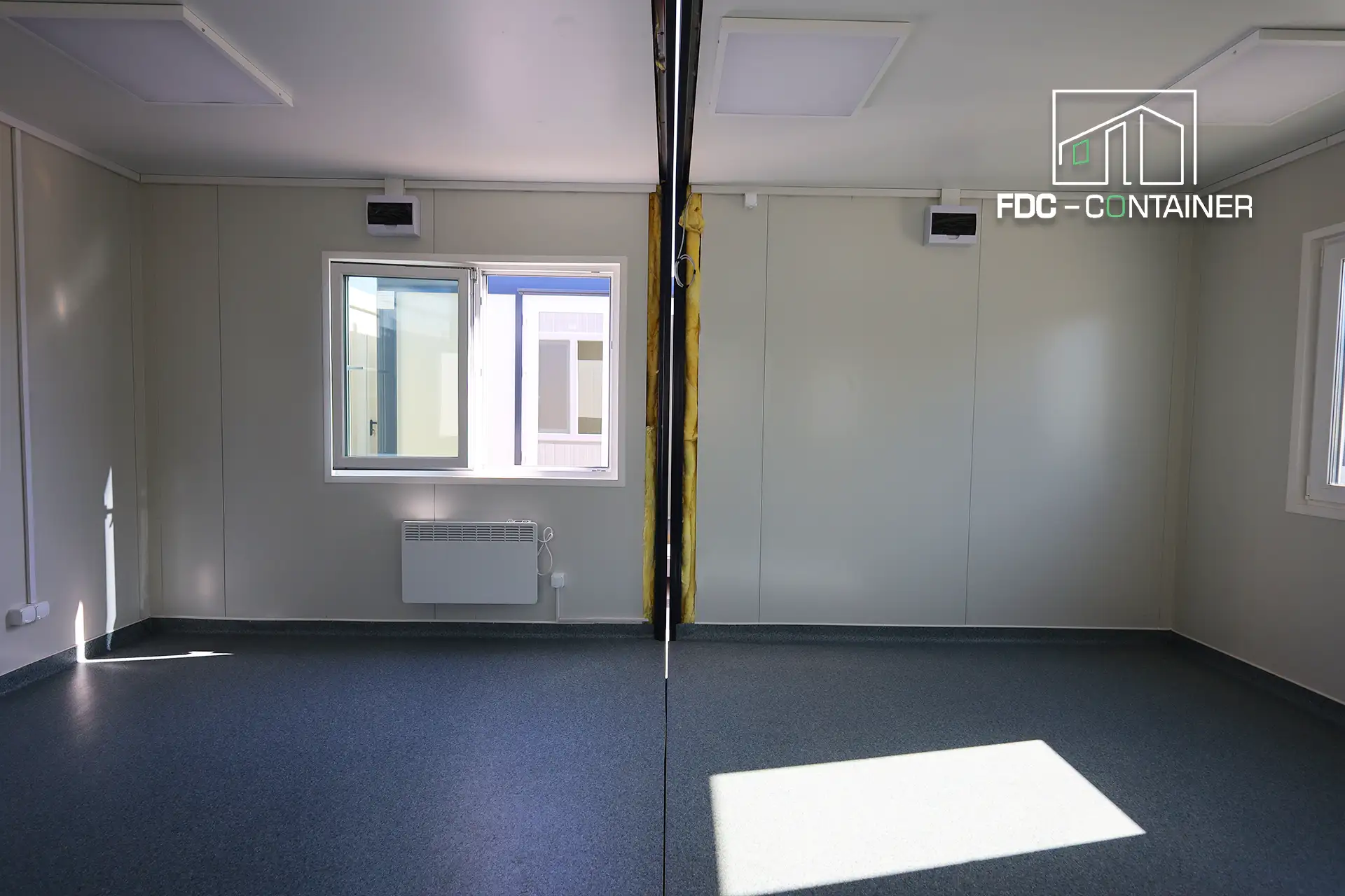 Büroraum im Baustellencontainer mit Fensterfront und LED-Panels innen – FDC Container Büroraum im Baustellencontainer mit Fensterfront und LED-Panels innen – FDC Container