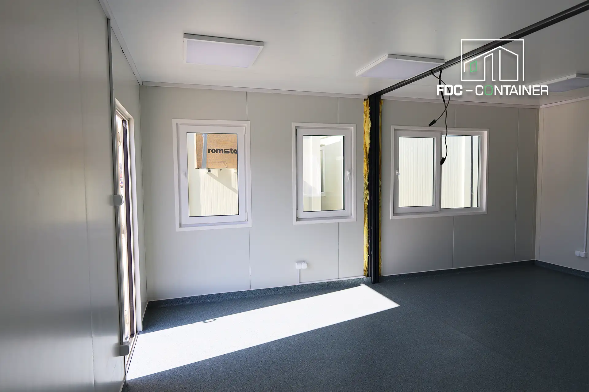 Büroraum im Container mit mehreren Fenstern und LED-Beleuchtung – FDC Container Büroraum im Container mit mehreren Fenstern und LED-Beleuchtung – FDC Container