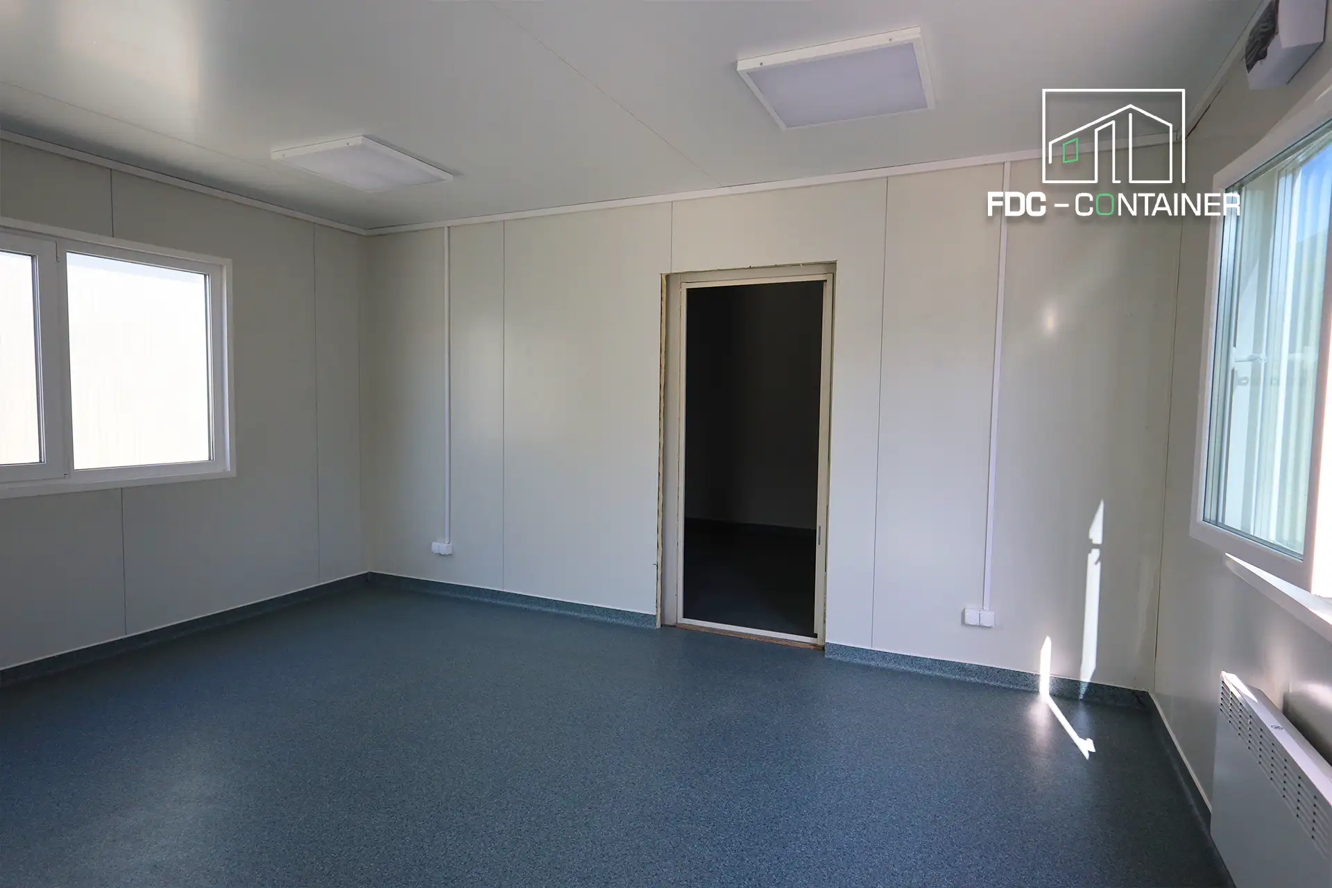 Büroraum mit Durchgang zum Nebenraum und Fenstern im Container – FDC Container Büroraum mit Durchgang zum Nebenraum und Fenstern im Container – FDC Container
