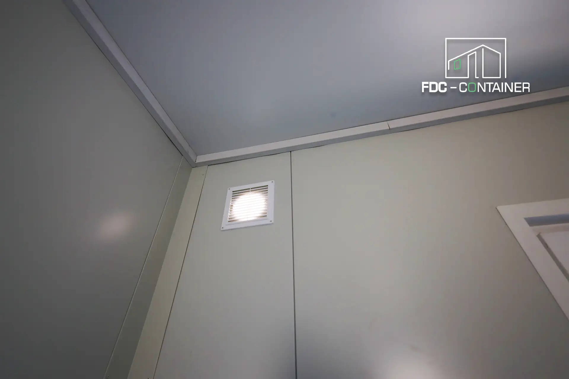 Deckenecke mit LED-Strahler im Baustellencontainer, Detail – FDC Container Deckenecke mit LED-Strahler im Baustellencontainer, Detail – FDC Container