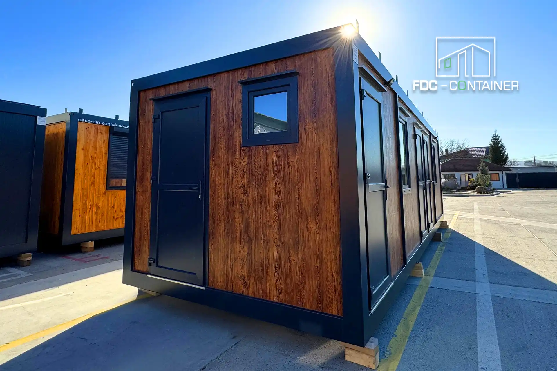 Duschcontainer in Holzoptik mit Tür und Fenster, Anthrazit-Rahmen außen – FDC Container Duschcontainer in Holzoptik mit Tür und Fenster, Anthrazit-Rahmen außen – FDC Container
