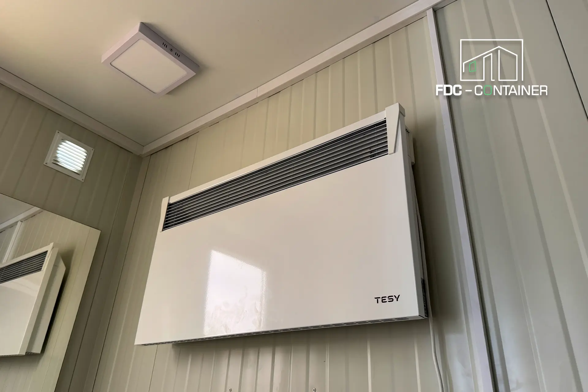 Elektro-Konvektor mit Frostschutz an der Wand im energieautarken Container – FDC Container Elektro-Konvektor mit Frostschutz an der Wand im energieautarken Container – FDC Container