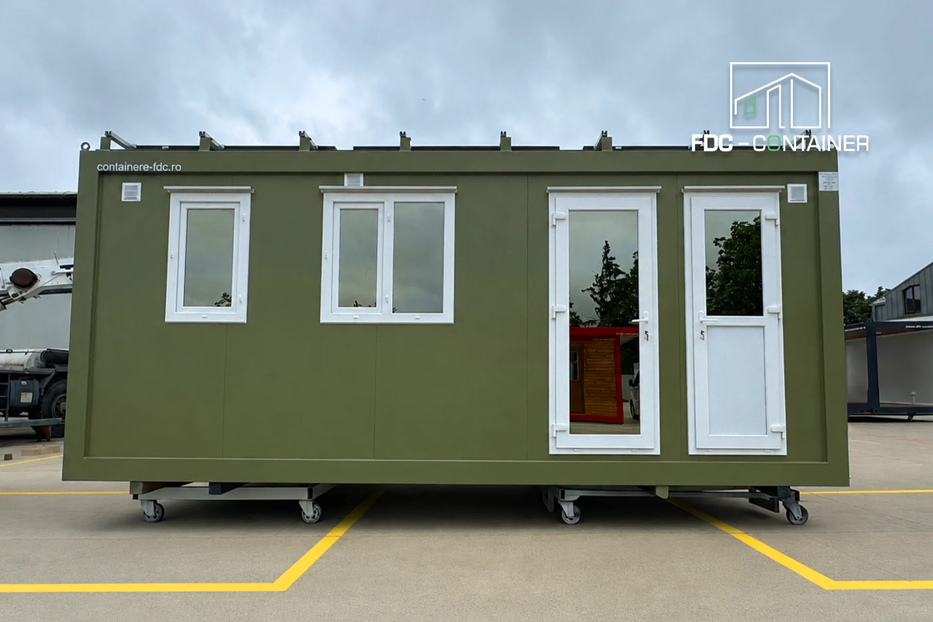 Energieautarker Container in Grün RAL 6013 mit Fenstern und Türen außen – FDC Container Energieautarker Container in Grün RAL 6013 mit Fenstern und Türen außen – FDC Container