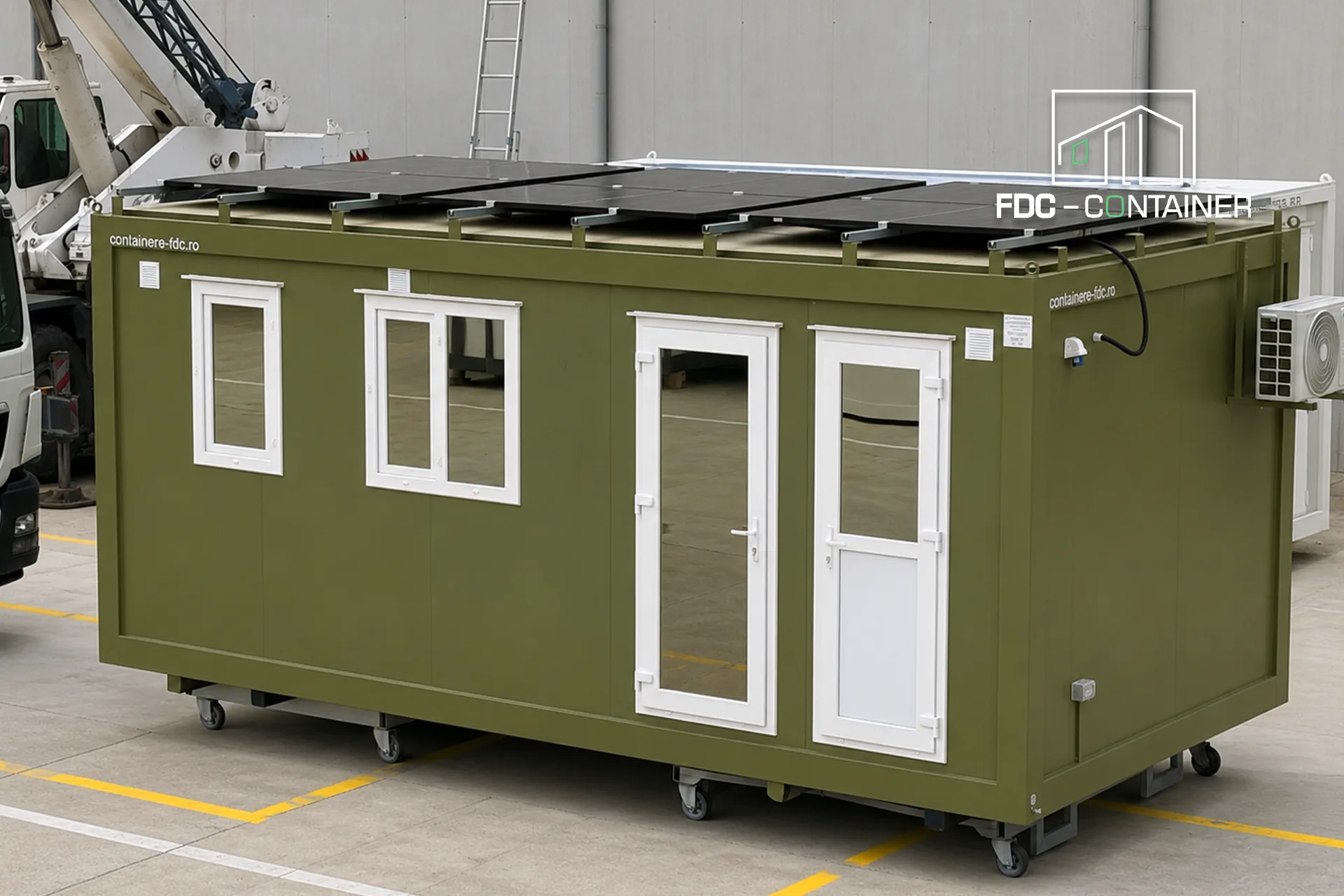 Energieautarker Container in Grün mit Solarmodulen auf dem Dach und Klimagerät – FDC Container