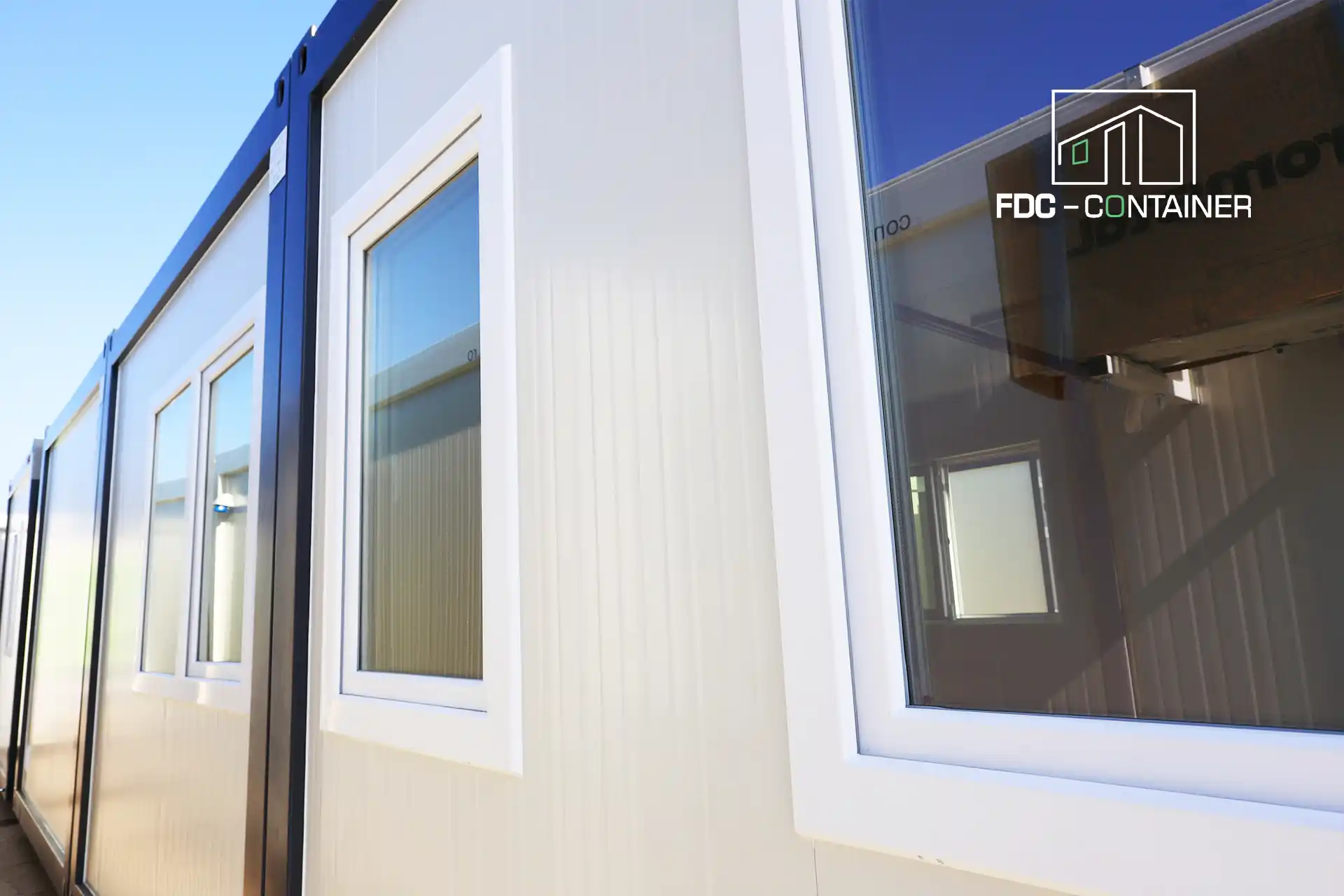 Fensterfront des weißen Baustellencontainers mit PVC-Rahmen außen – FDC Container Fensterfront des weißen Baustellencontainers mit PVC-Rahmen außen – FDC Container
