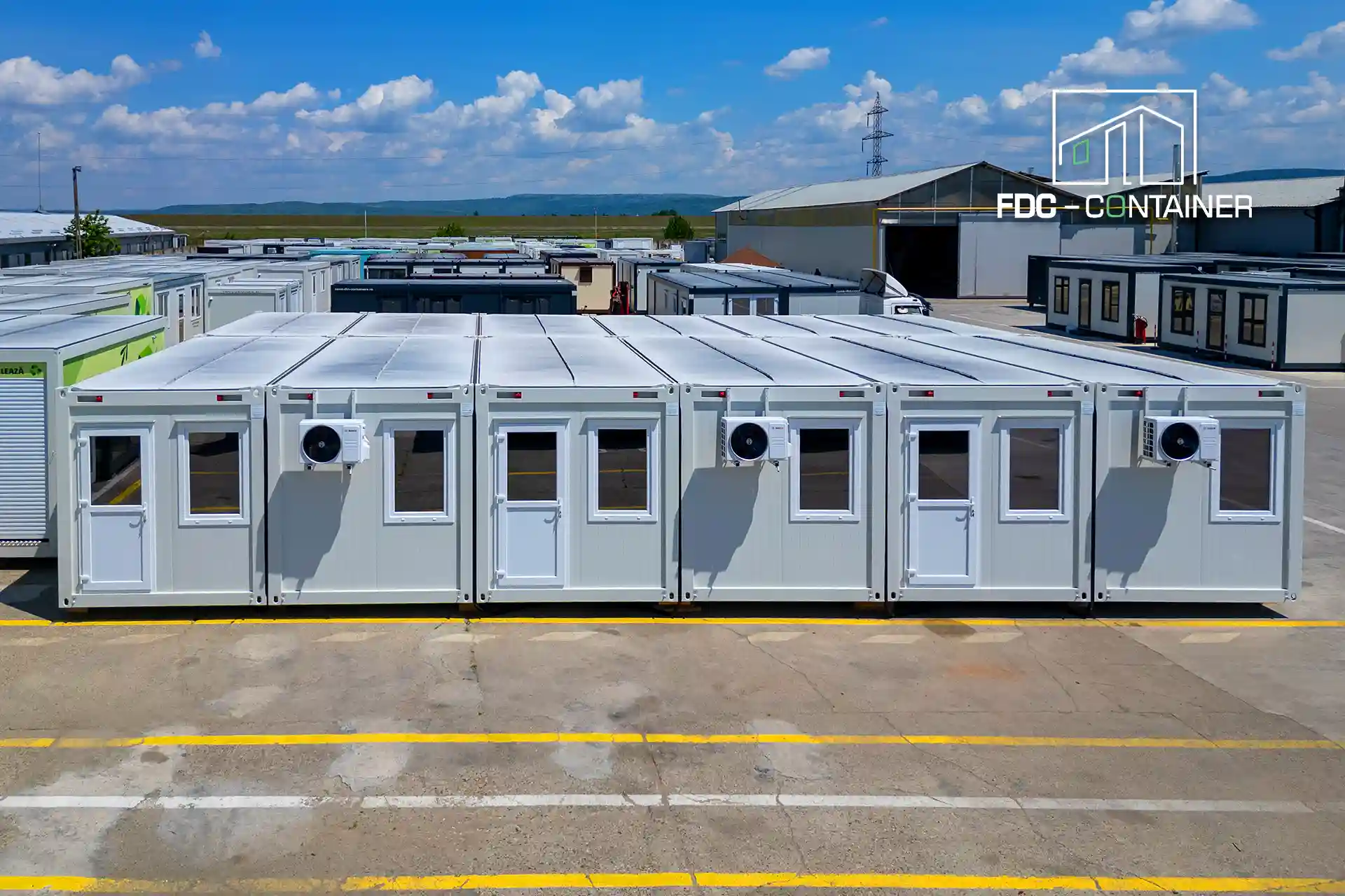Gastrocontainer-Anlage in Weiß RAL 9002 mit Türen, Fenstern und Klimageräten – FDC Container