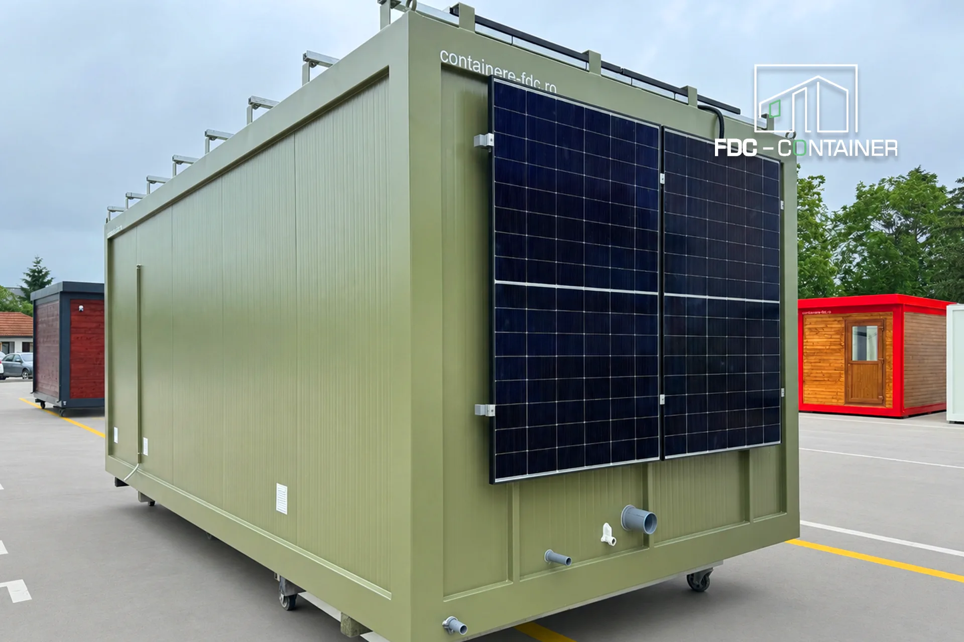 Grüner Solarcontainer mit Photovoltaik-Modul an der Stirnseite außen – FDC Container Grüner Solarcontainer mit Photovoltaik-Modul an der Stirnseite außen – FDC Container