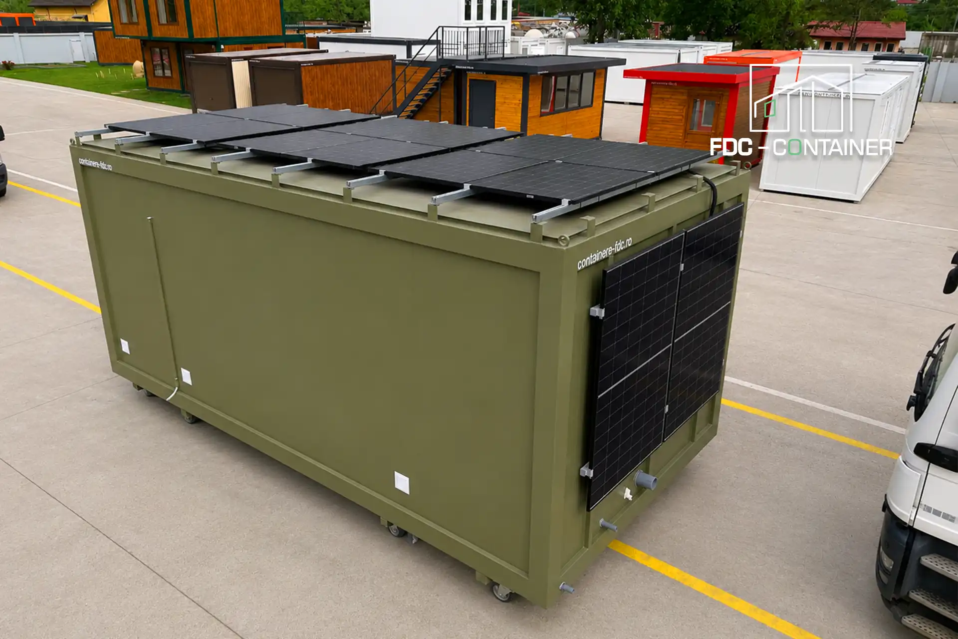 Grüner Solarcontainer mit Solarmodulen auf Dach und Stirnseite, Eckansicht – FDC Container Grüner Solarcontainer mit Solarmodulen auf Dach und Stirnseite, Eckansicht – FDC Container