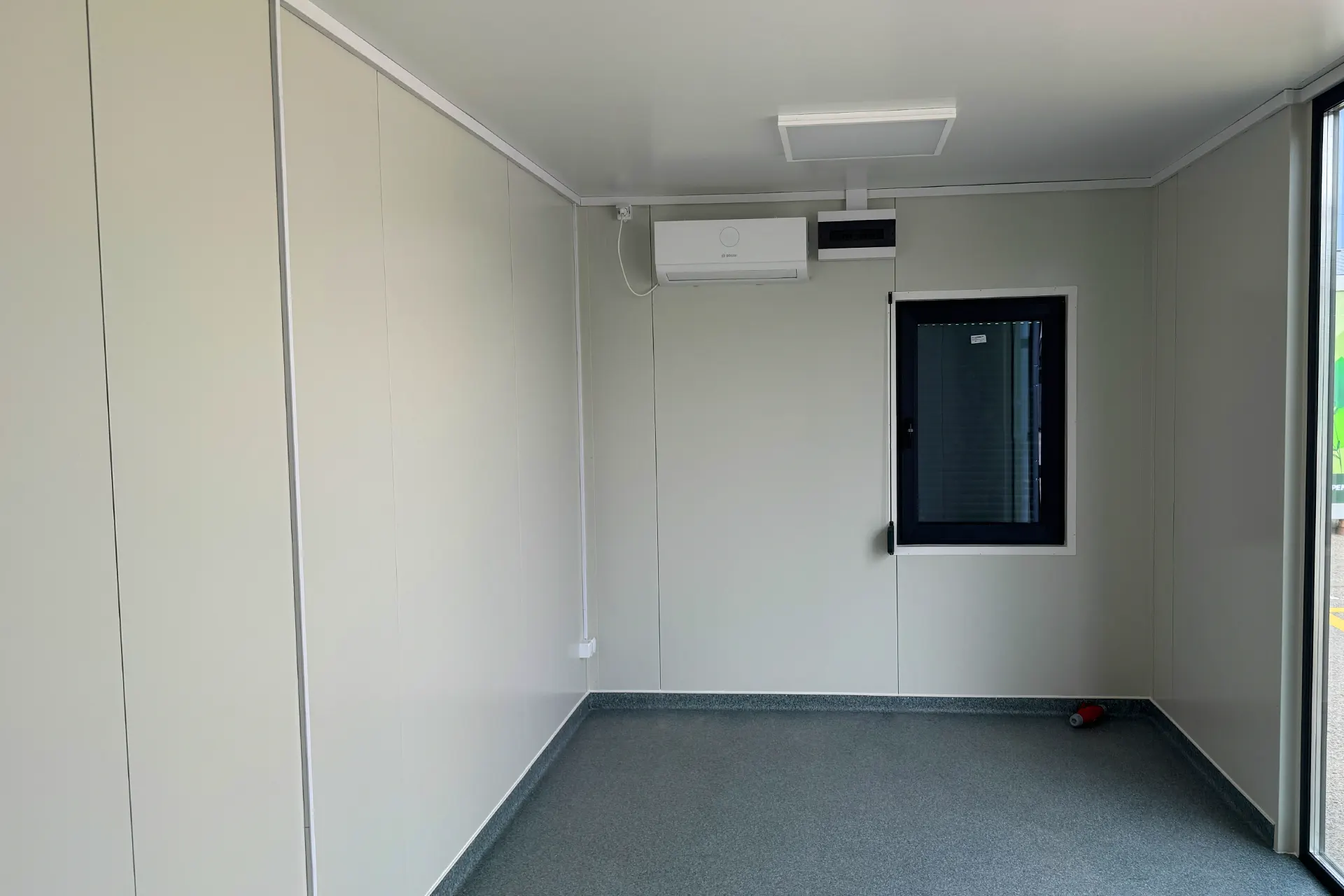 In einen modernen Bürocontainer integrierte Elektroinstallation - FDC Container