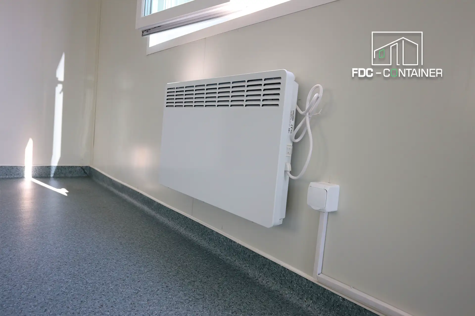 Innenraum mit Elektrokonvektor an der Wand im Baustellencontainer – FDC Container Innenraum mit Elektrokonvektor an der Wand im Baustellencontainer – FDC Container
