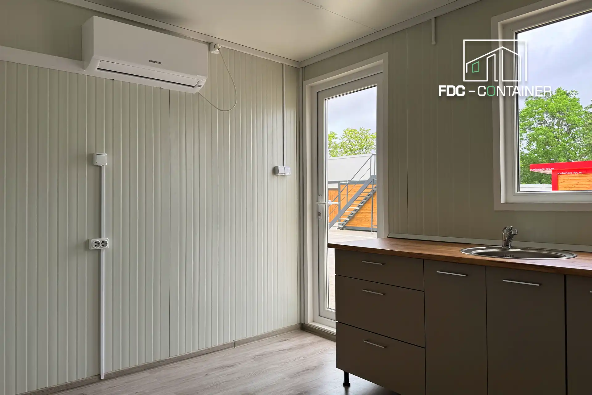 Kompaktküche im Container mit Spüle, Holzarbeitsplatte und PVC-Boden – FDC Container Kompaktküche im Container mit Spüle, Holzarbeitsplatte und PVC-Boden – FDC Container
