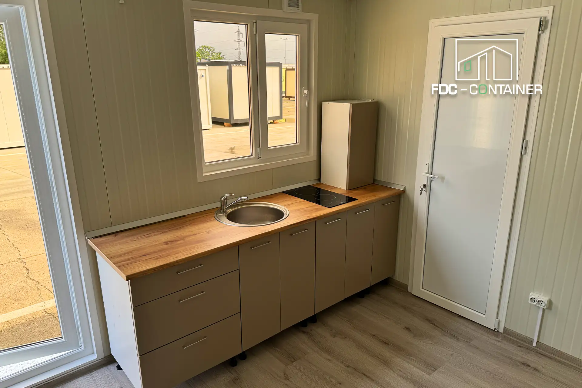 Komplette Küchenzeile mit Spüle, Kochfeld und Fenster im autarken Container – FDC Container Komplette Küchenzeile mit Spüle, Kochfeld und Fenster im autarken Container – FDC Container