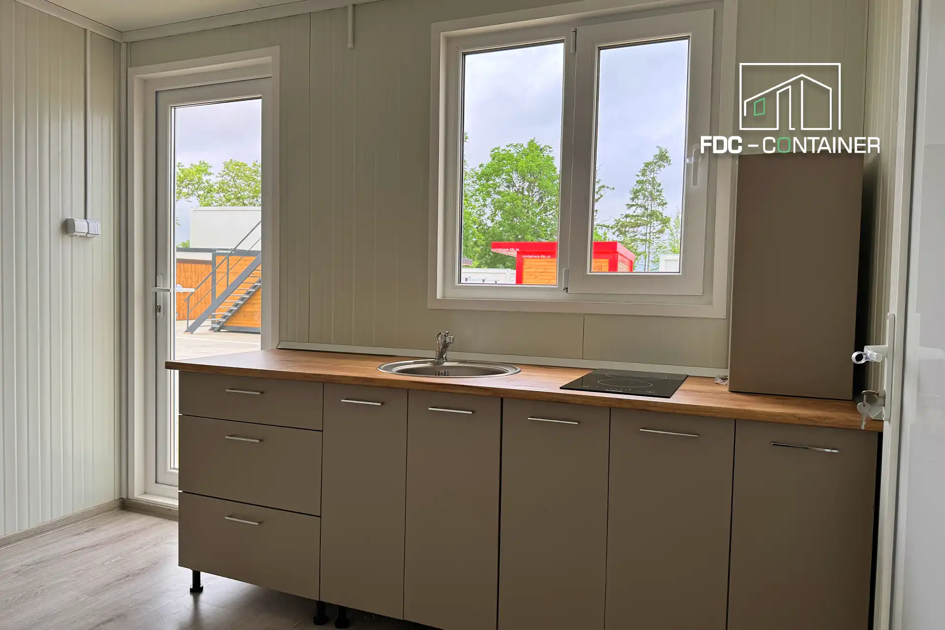 Küchenzeile mit Induktionskochfeld und zwei Fenstern im autarken Container – FDC Container Küchenzeile mit Induktionskochfeld und zwei Fenstern im autarken Container – FDC Container