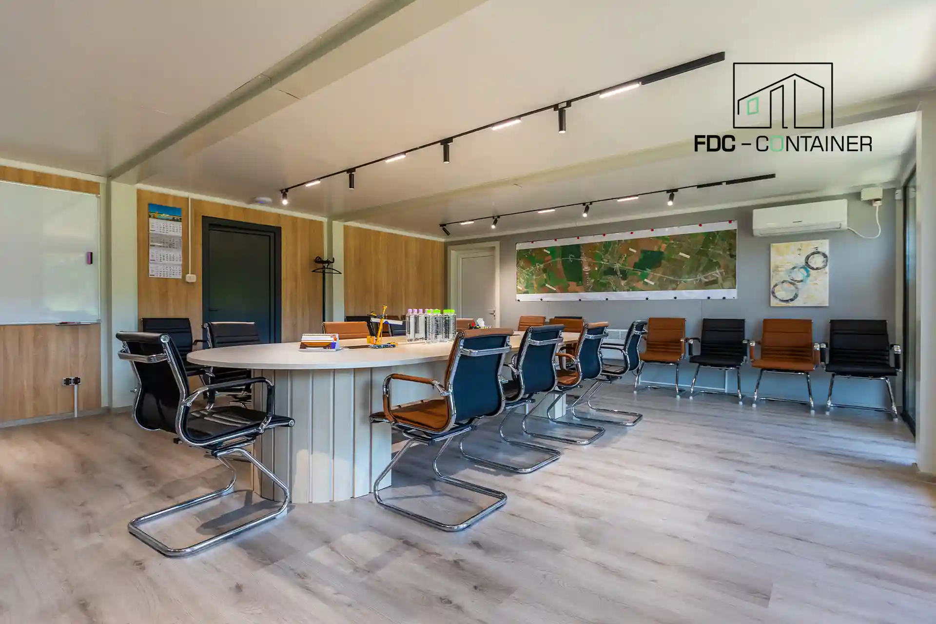 Moderner Coworking-Space mit Arbeitstisch und Besprechungsbereich - FDC Container