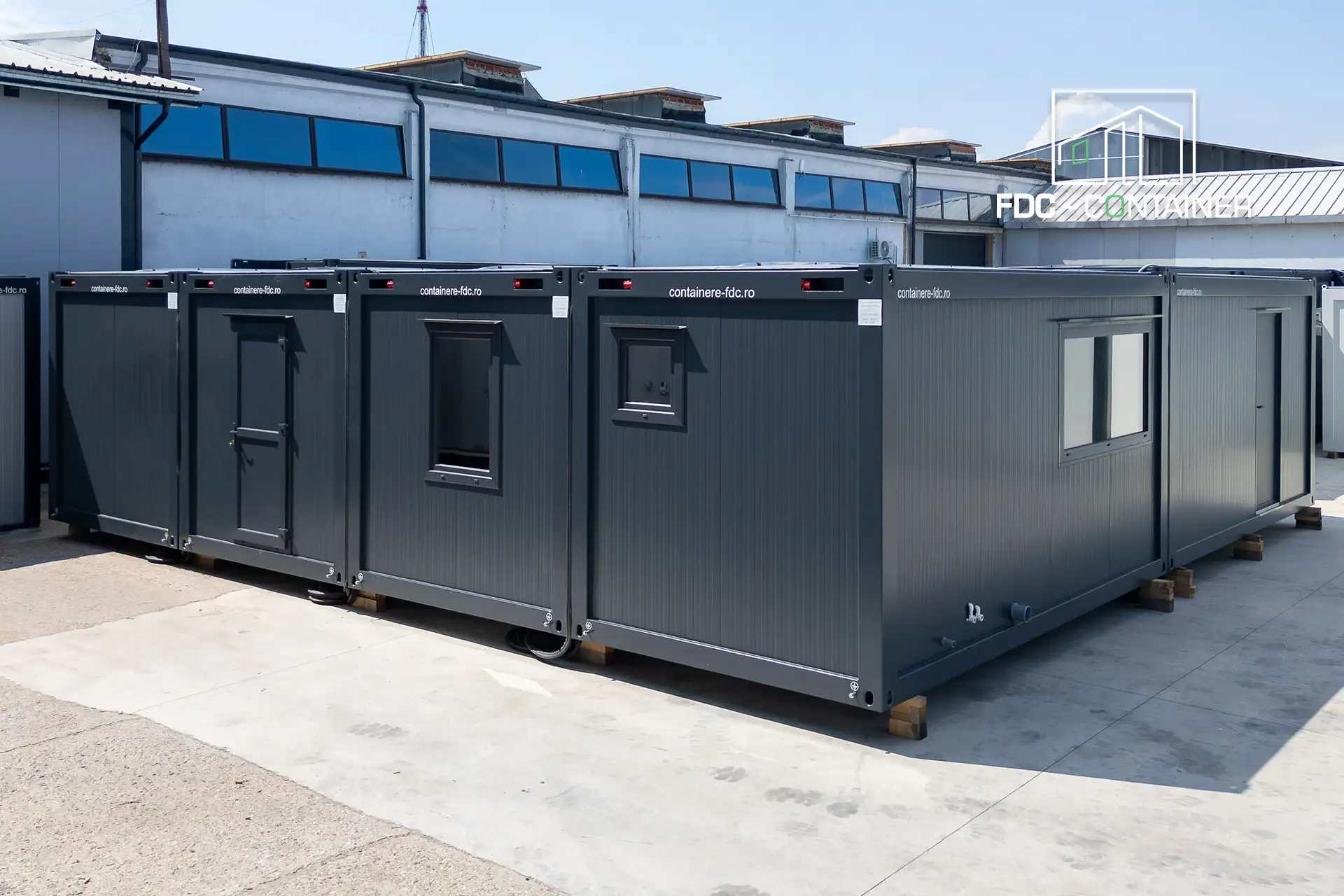 Modulare Bürocontaineranlage in Anthrazit, Seitenansicht der acht Container – FDC Container Modulare Bürocontaineranlage in Anthrazit, Seitenansicht der acht Container – FDC Container