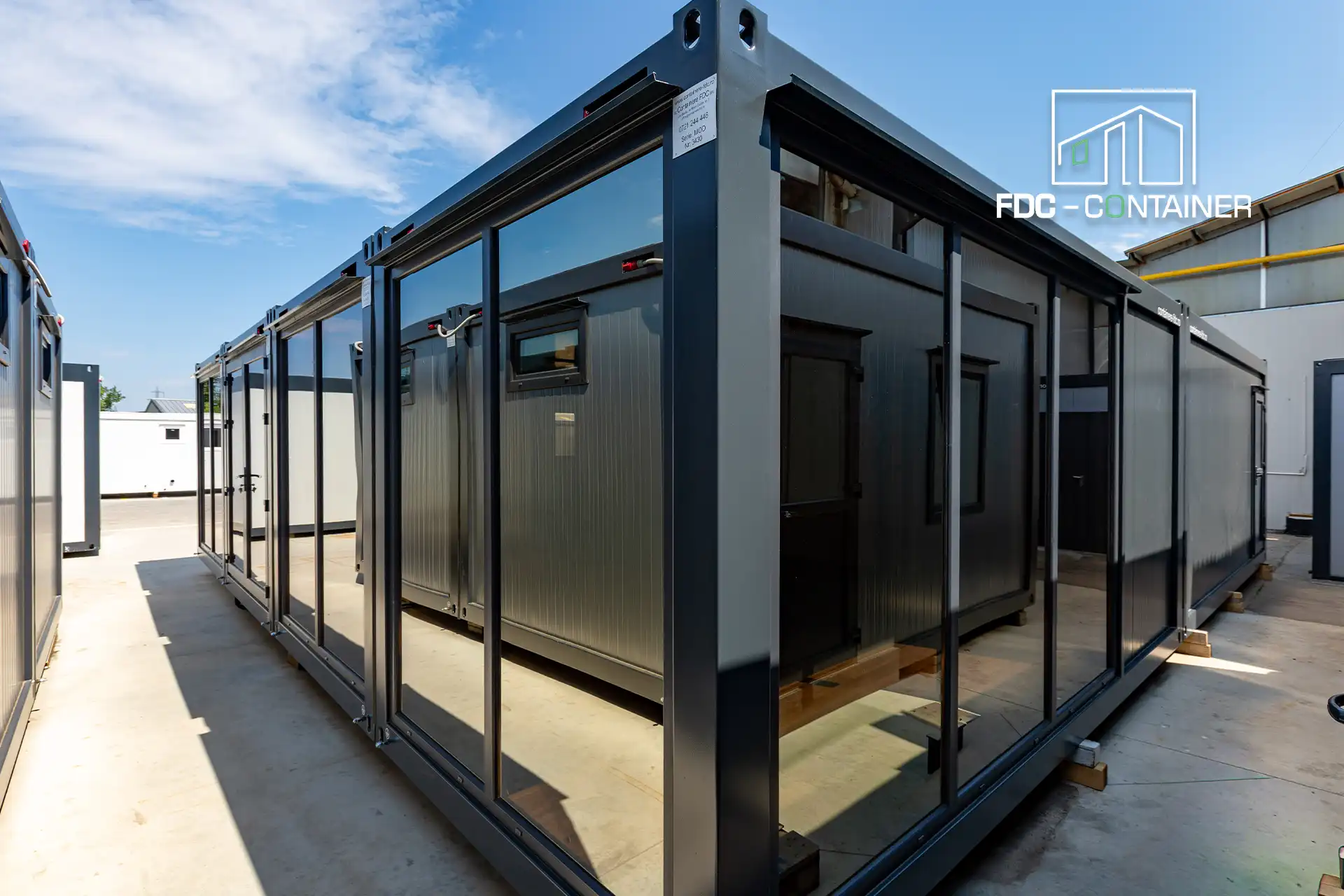 Modulare Containeranlage mit verglaster Front für Büro und Empfang außen – FDC Container Modulare Containeranlage mit verglaster Front für Büro und Empfang außen – FDC Container