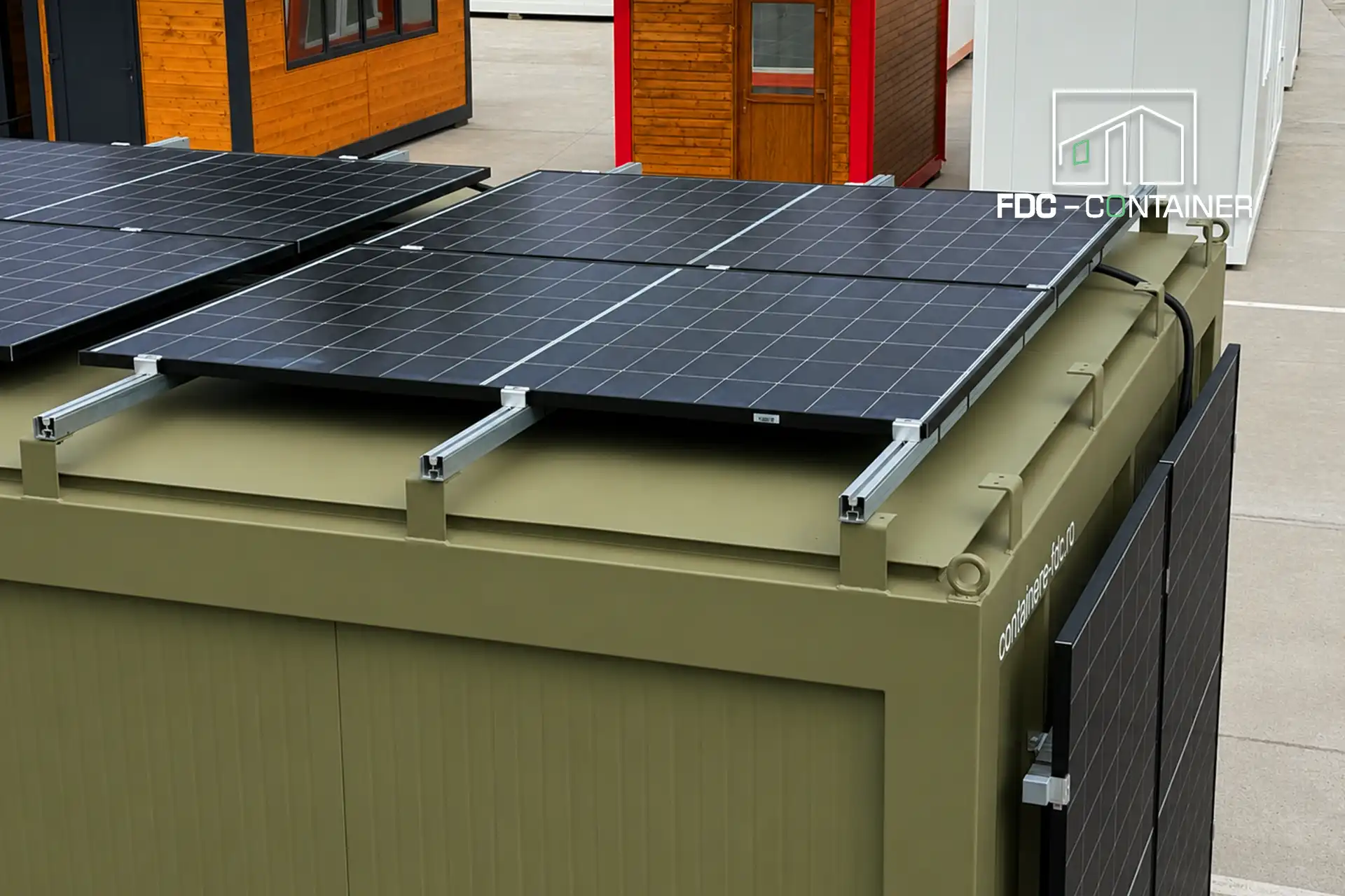 Photovoltaik-Module auf dem Dach des energieautarken Containers, Nahansicht – FDC Container Photovoltaik-Module auf dem Dach des energieautarken Containers, Nahansicht – FDC Container