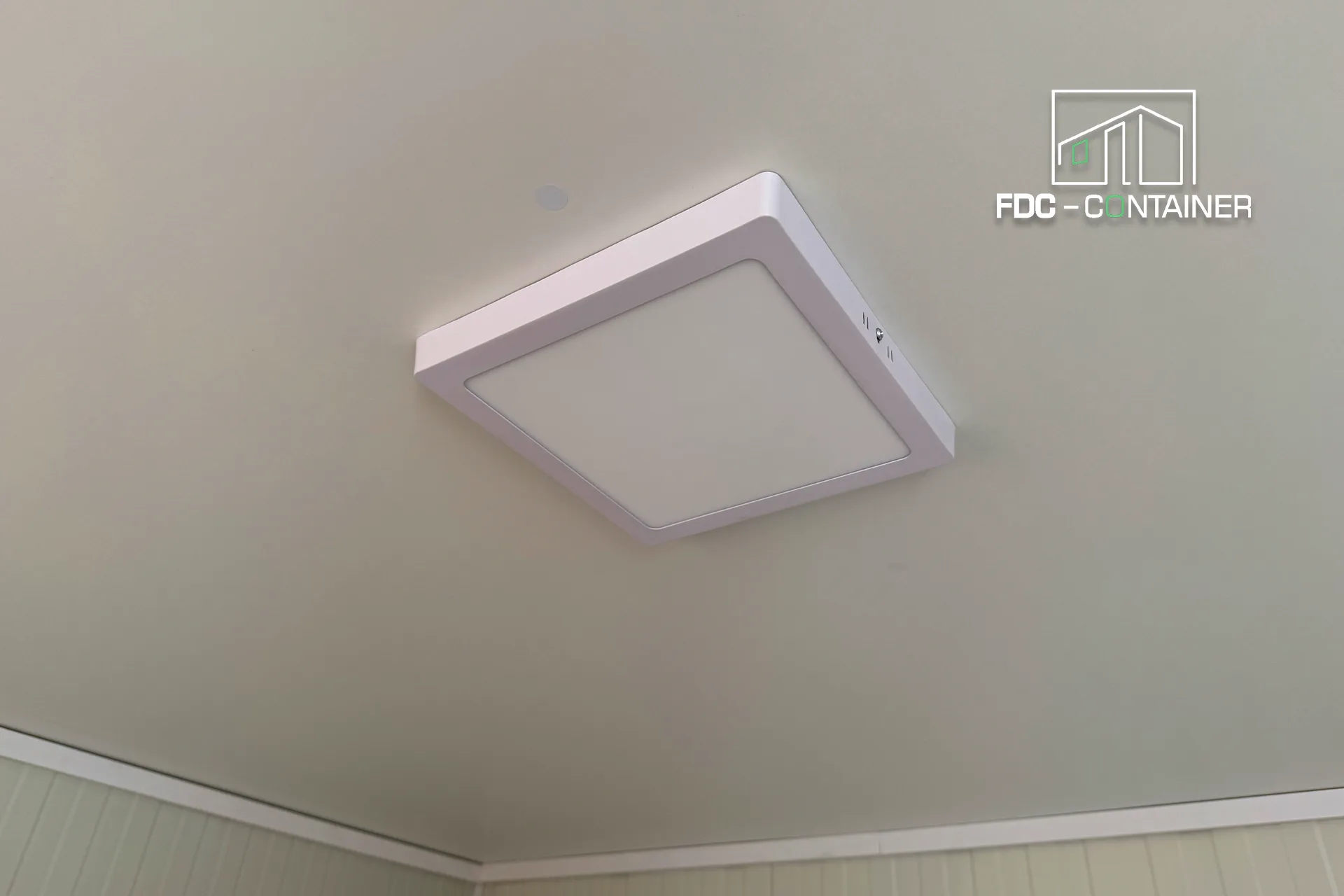 Quadratische LED-Deckenleuchte im Innenraum des Containers, Nahansicht – FDC Container Quadratische LED-Deckenleuchte im Innenraum des Containers, Nahansicht – FDC Container