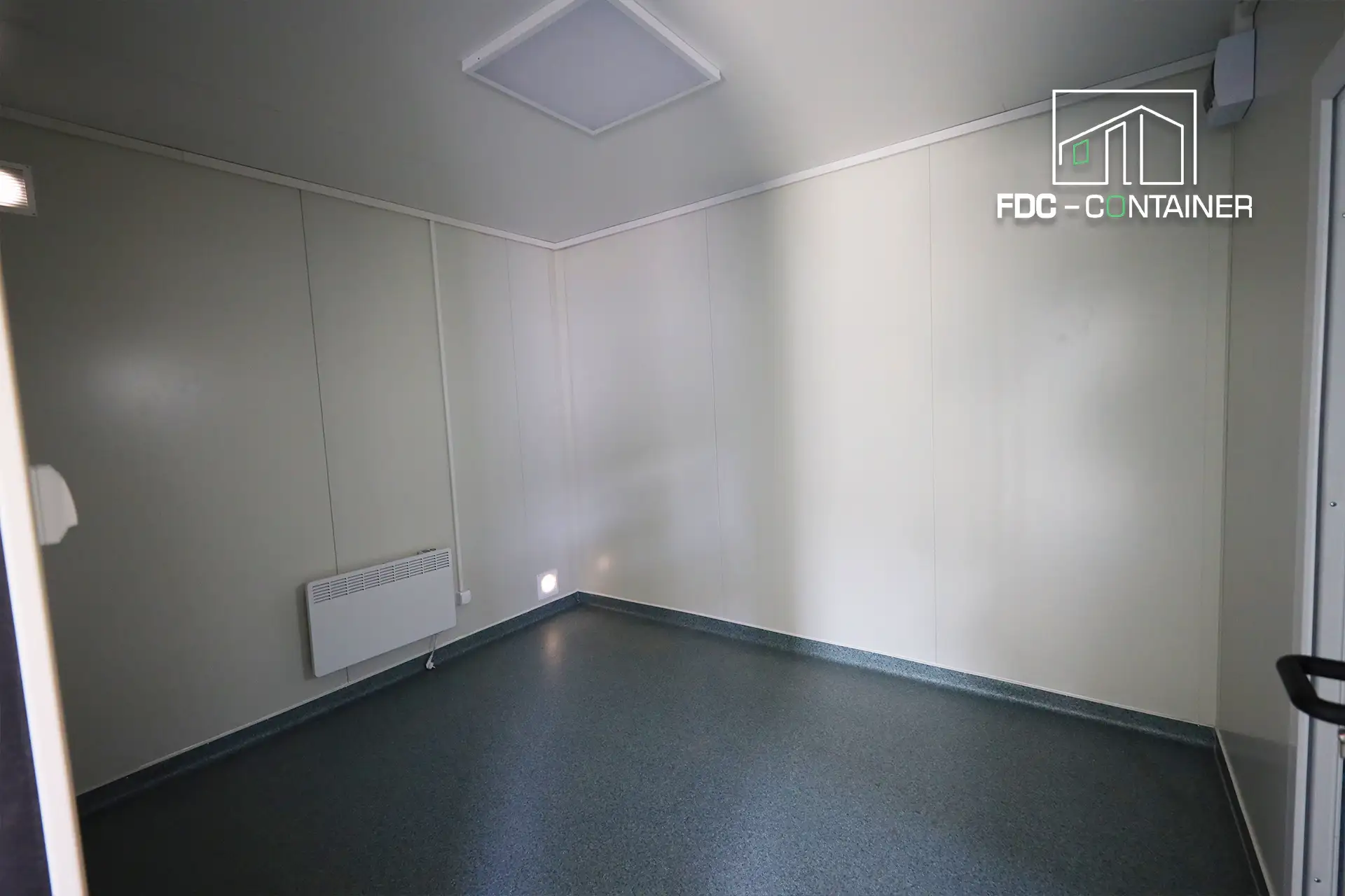 Raum im Baustellencontainer mit Konvektor und grauem PVC-Boden – FDC Container Raum im Baustellencontainer mit Konvektor und grauem PVC-Boden – FDC Container