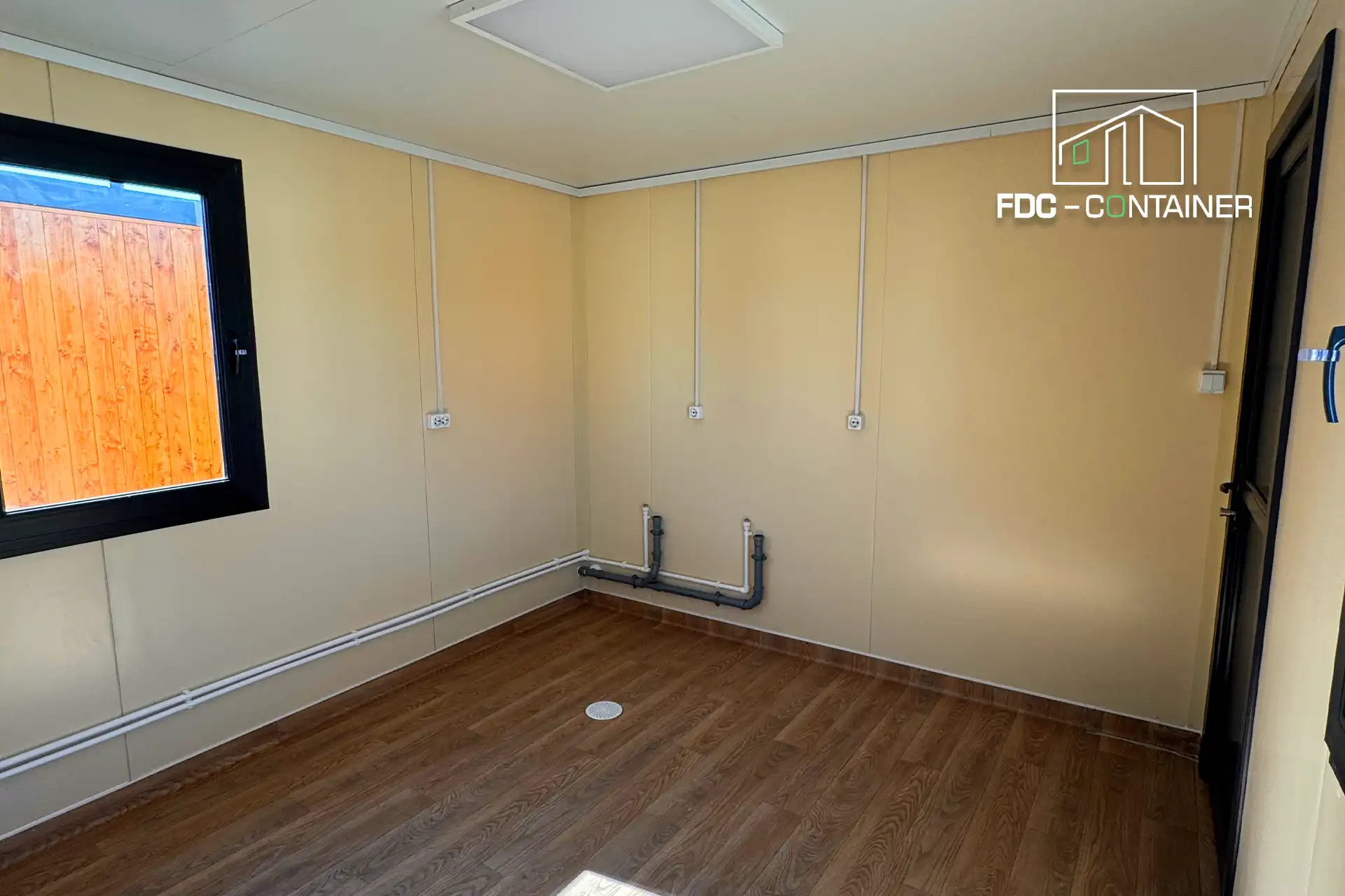 Rohinstallation im Sanitärcontainer mit Bodenablauf und Wasseranschlüssen – FDC Container Rohinstallation im Sanitärcontainer mit Bodenablauf und Wasseranschlüssen – FDC Container
