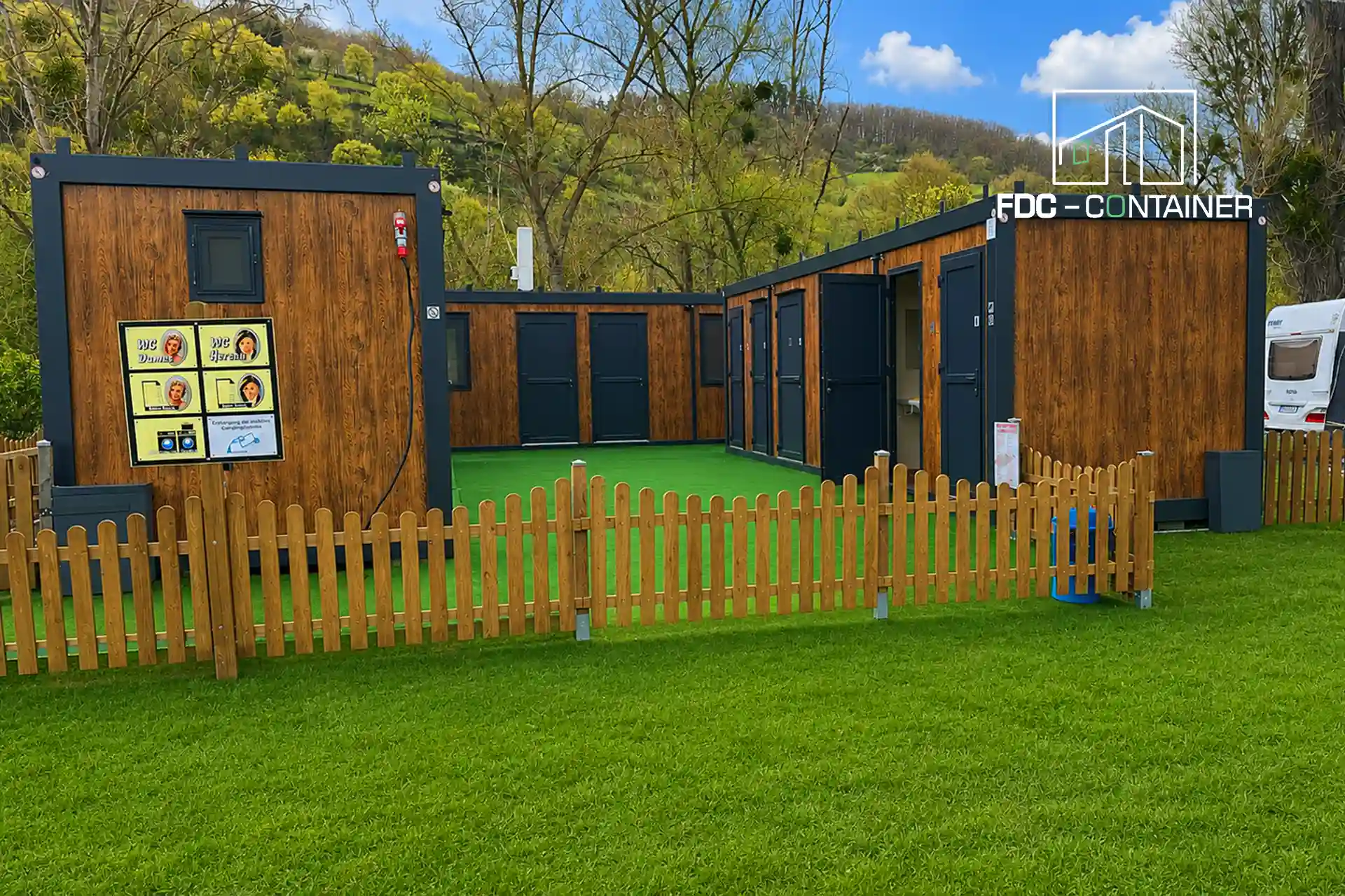 Sanitäranlage aus Containern am Campingplatz mit Hinweisschildern außen – FDC Container