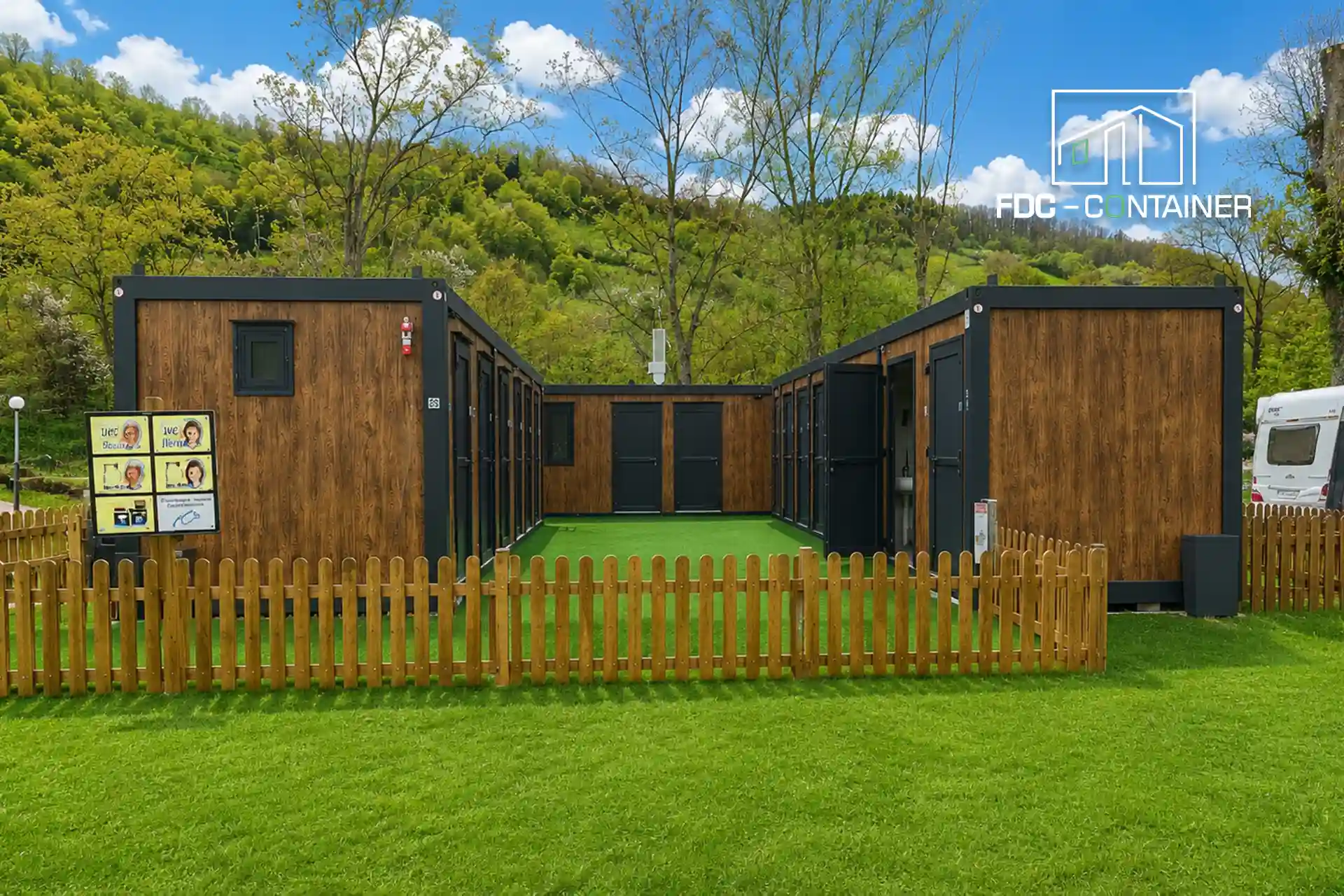 Sanitärcontainer-Anlage fürs Camping auf dem Campingplatz mit Rasen und Zaun – FDC Container Sanitärcontainer-Anlage fürs Camping auf dem Campingplatz mit Rasen und Zaun – FDC Container
