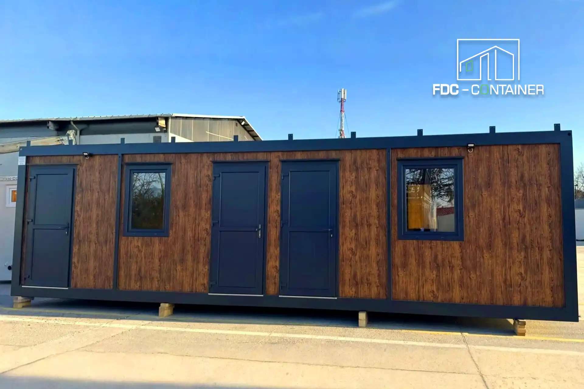 Sanitärcontainer fürs Camping in Holzoptik mit Türen und Fenstern außen – FDC Container Sanitärcontainer fürs Camping in Holzoptik mit Türen und Fenstern außen – FDC Container