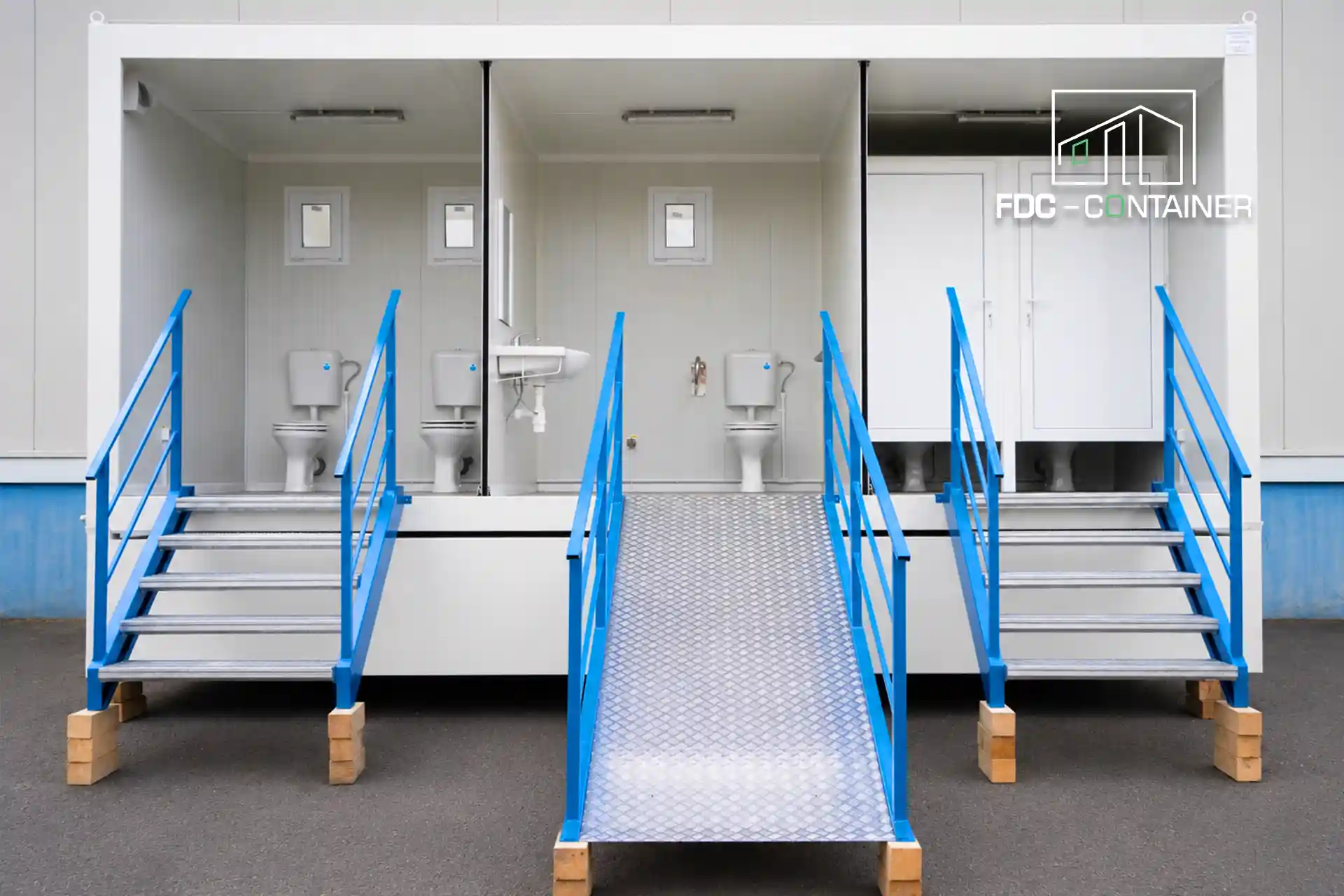 Sanitärcontainer mit Einzelkabinen, Treppen und Zugangsrampe - FDC Container