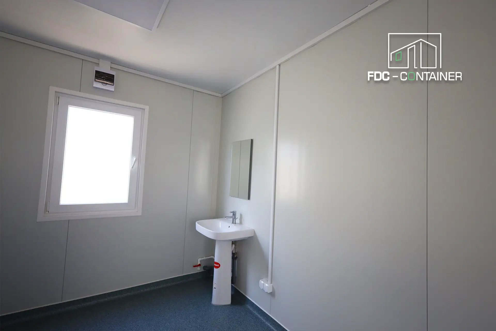 Sanitärraum im Container mit Waschbecken, Spiegel und Fenster – FDC Container Sanitärraum im Container mit Waschbecken, Spiegel und Fenster – FDC Container
