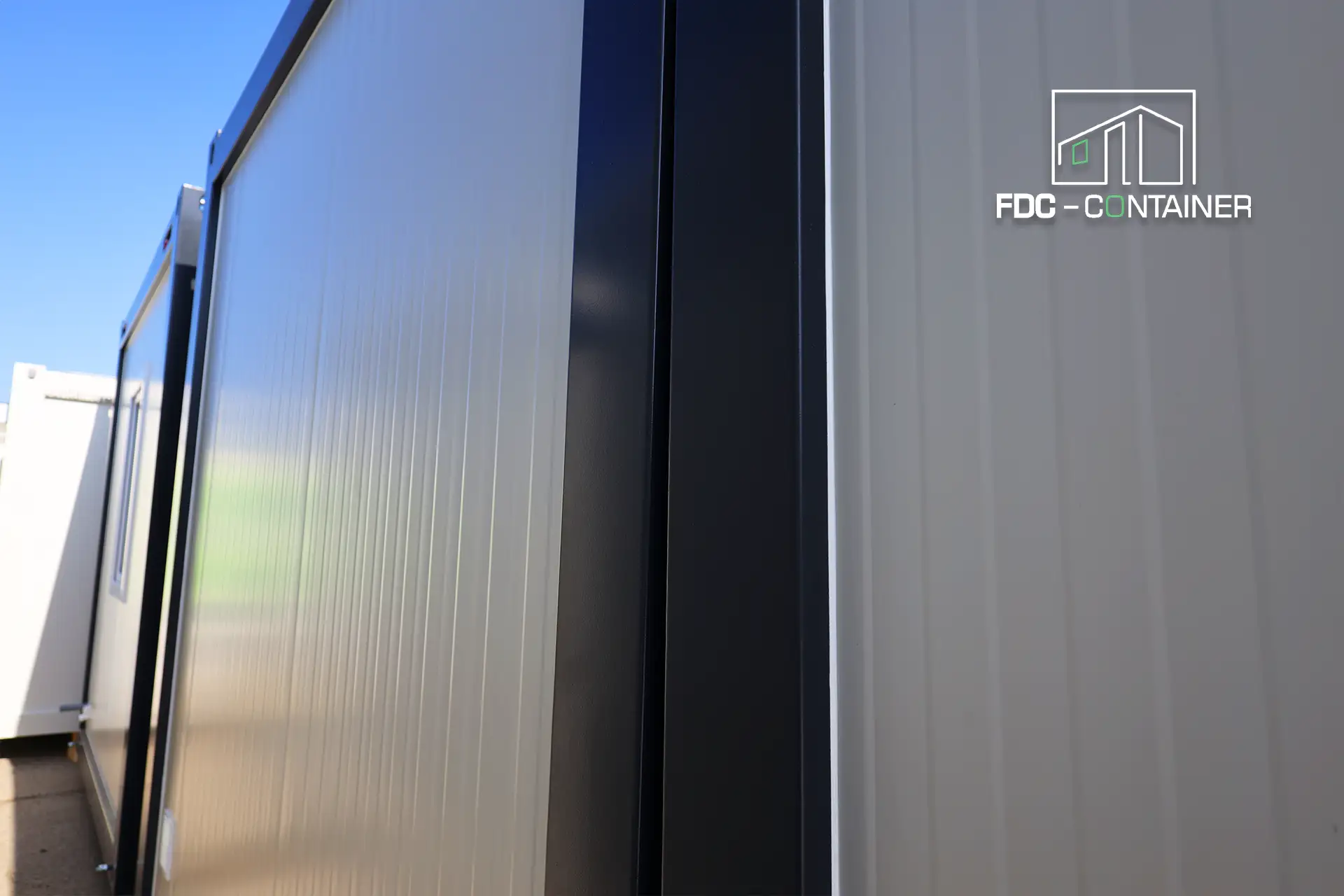 Seitenwand des weißen Containers mit anthrazitfarbenem Eckprofil außen – FDC Container Seitenwand des weißen Containers mit anthrazitfarbenem Eckprofil außen – FDC Container