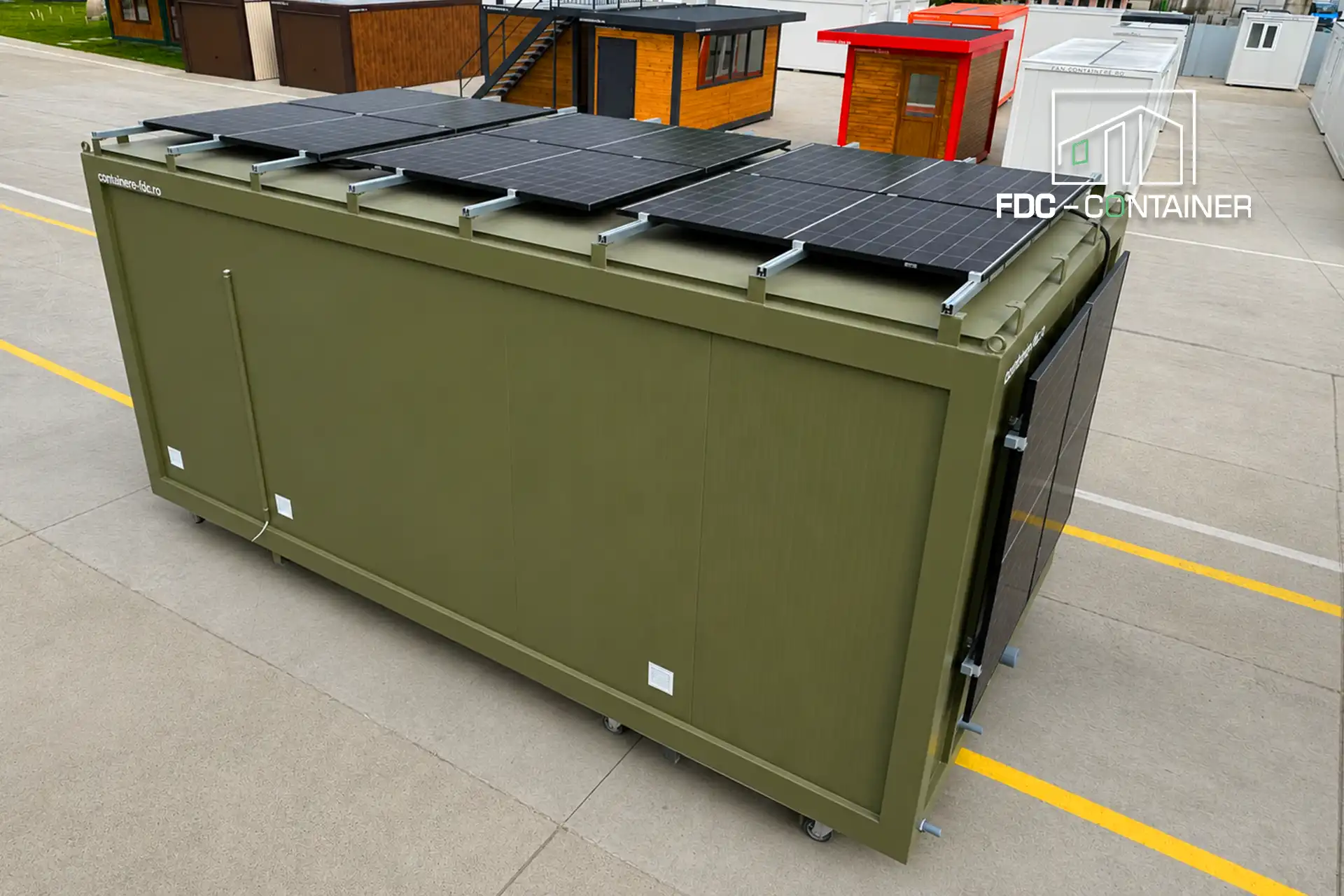 Solarcontainer mit Photovoltaik-Anlage auf dem Flachdach, Ansicht von oben – FDC Container Solarcontainer mit Photovoltaik-Anlage auf dem Flachdach, Ansicht von oben – FDC Container