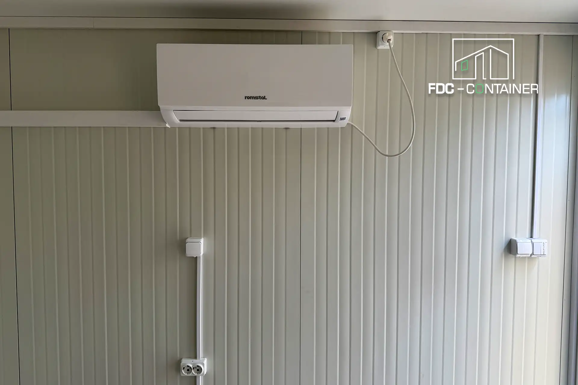 Split-Klimagerät an der Wand im energieautarken Wohncontainer – FDC Container Split-Klimagerät an der Wand im energieautarken Wohncontainer – FDC Container