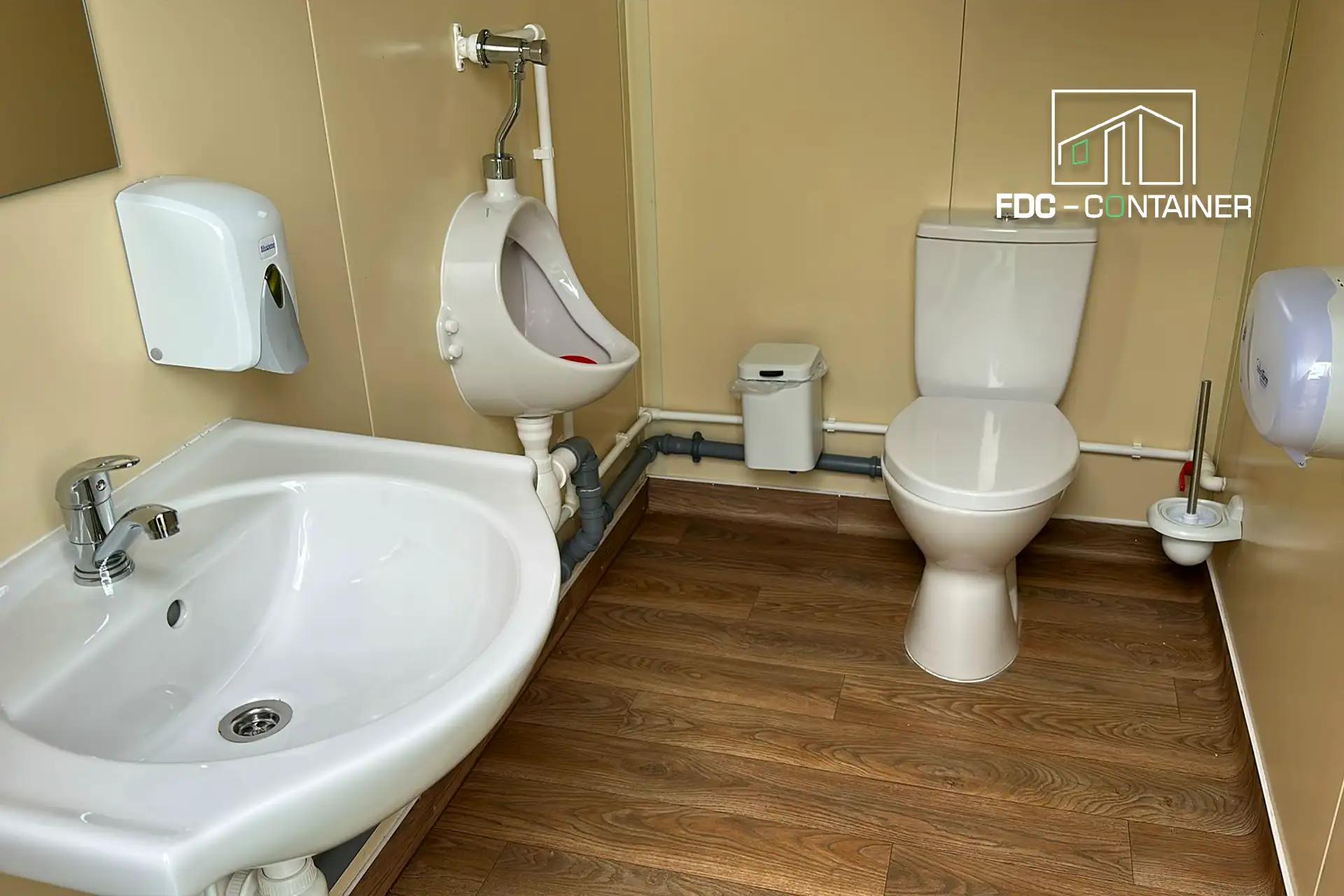Toilettenraum im Container mit Urinal, WC und Waschbecken – FDC Container Toilettenraum im Container mit Urinal, WC und Waschbecken – FDC Container