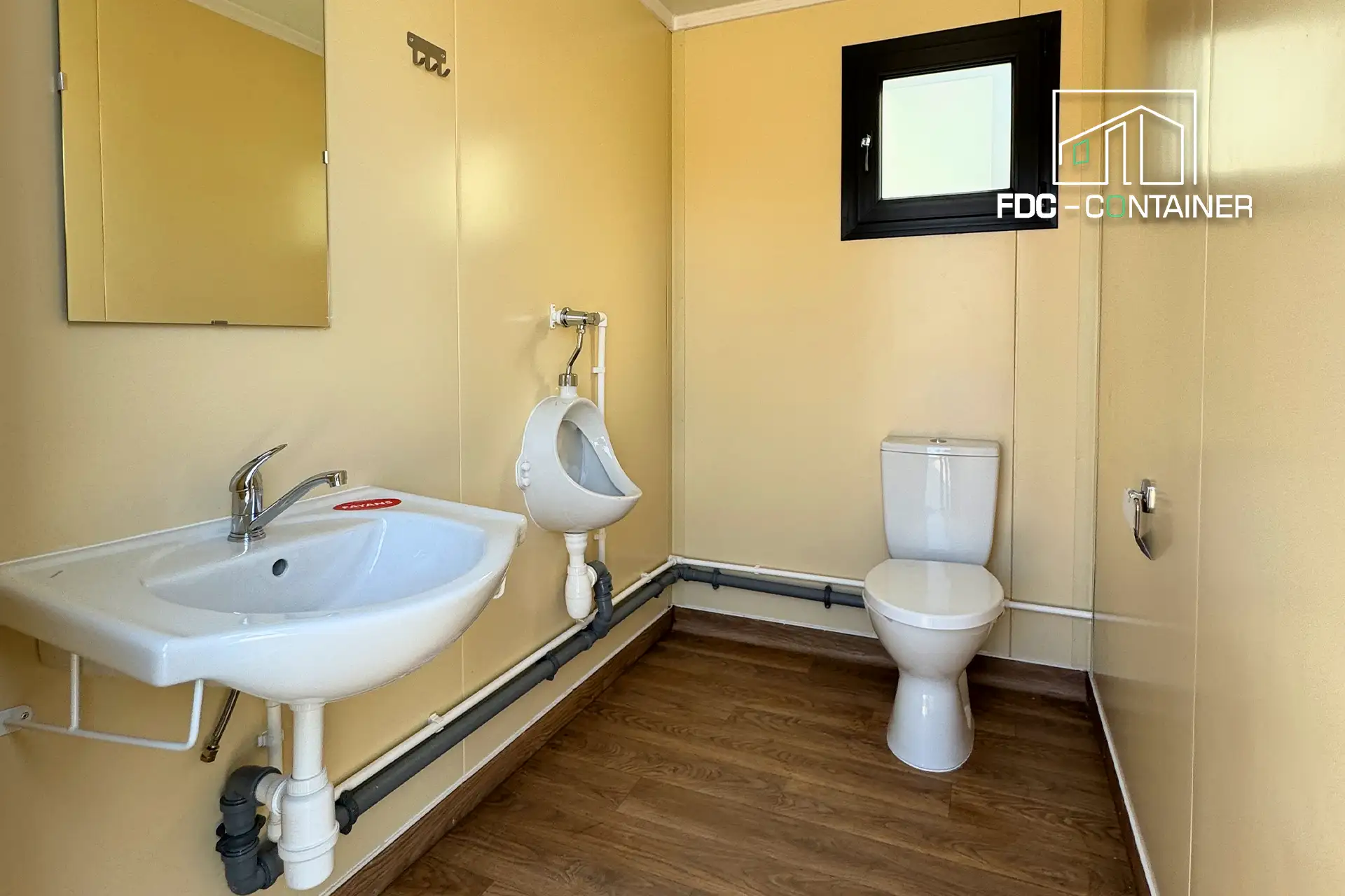 Toilettenraum im Sanitärcontainer mit Waschbecken, Urinal und WC – FDC Container Toilettenraum im Sanitärcontainer mit Waschbecken, Urinal und WC – FDC Container